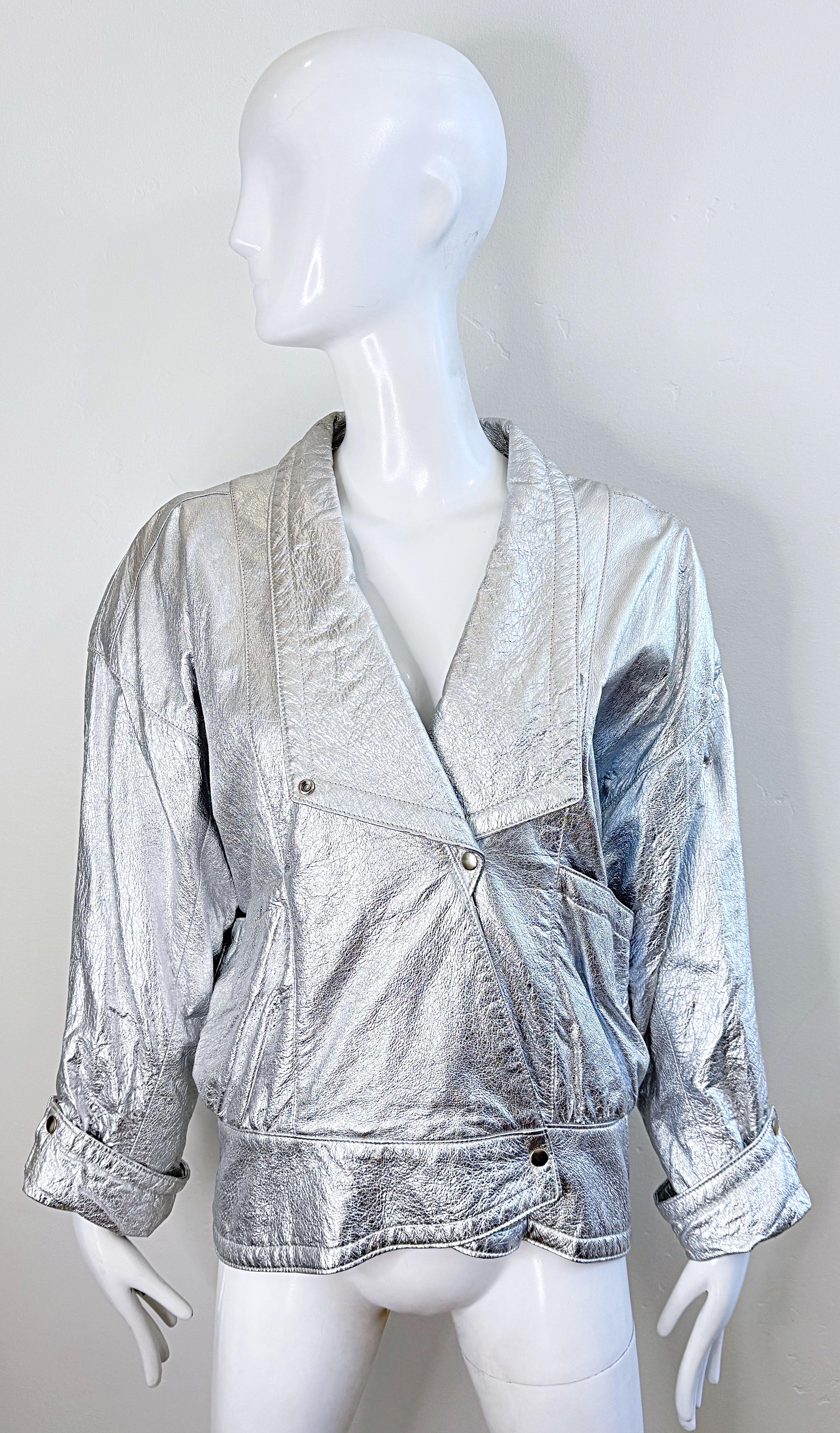 Argent Amazing 1980s Christian Lauren Paris Silver Leather Vintage 80s Moto Jacket Med en vente