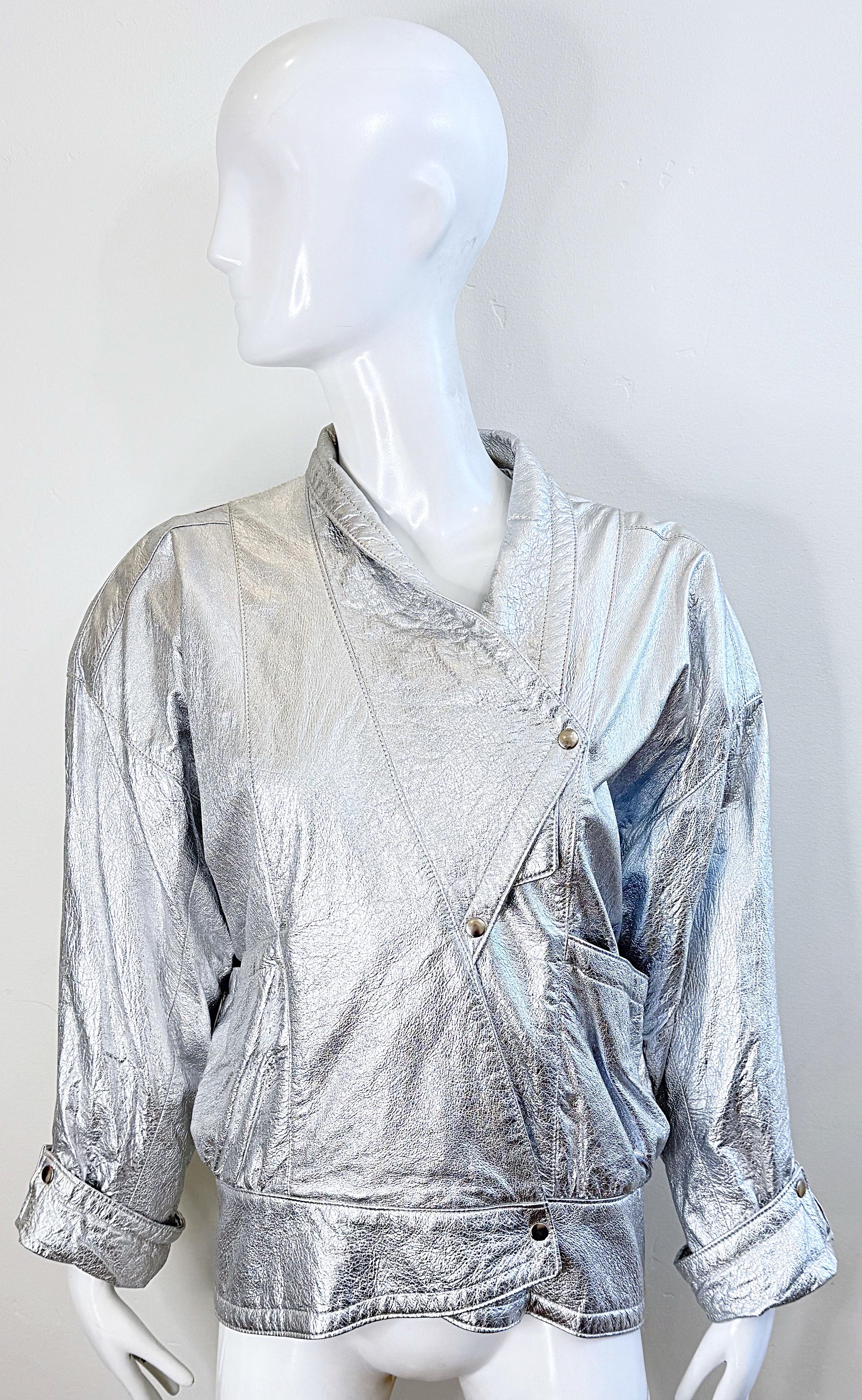 Amazing 1980s Christian Lauren Paris Silver Leather Vintage 80s Moto Jacket Med Excellent état - En vente à San Diego, CA