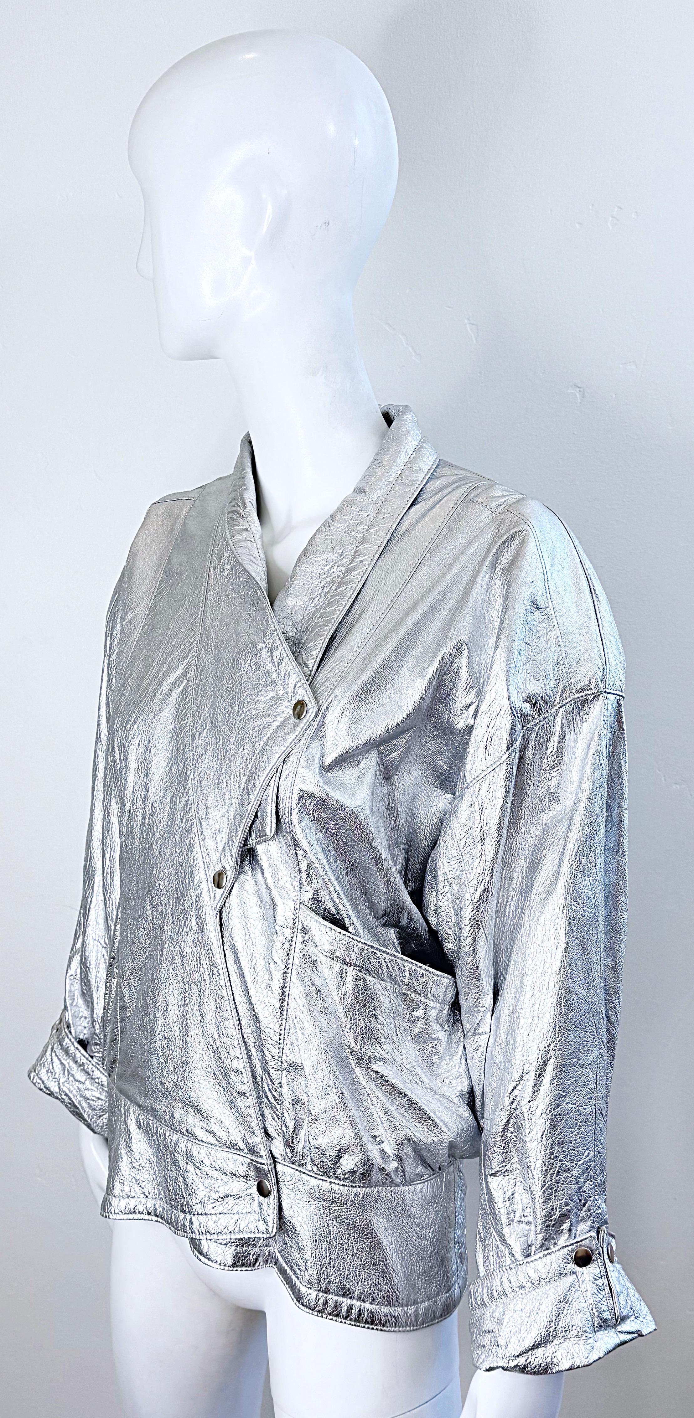Amazing 1980s Christian Lauren Paris Silver Leather Vintage 80s Moto Jacket Med en vente 3