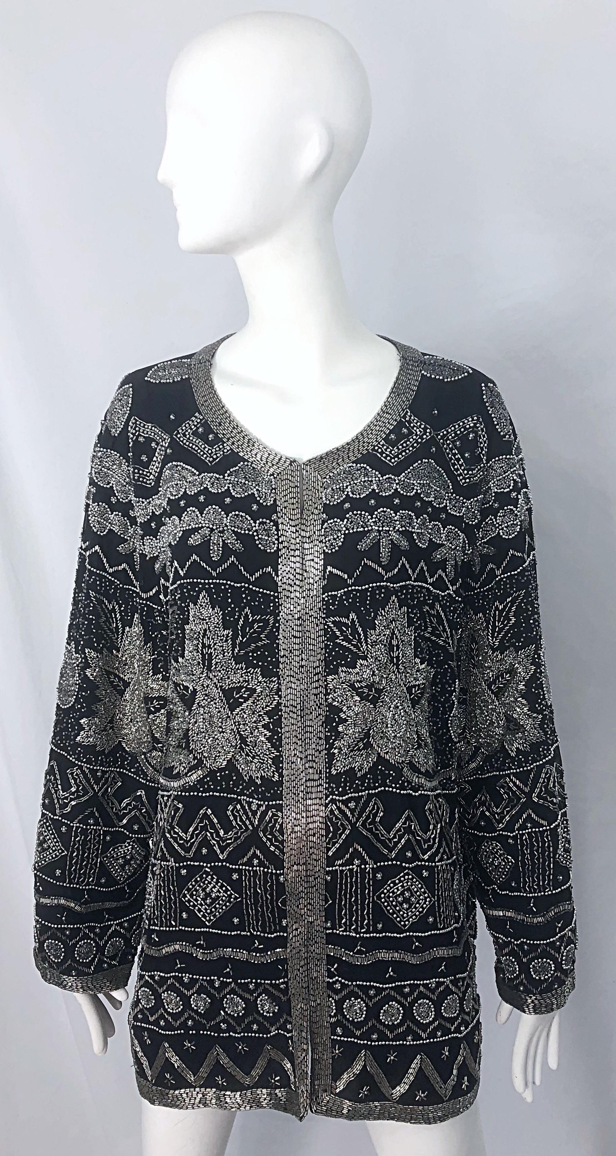 Amazing début des années 1990 3XL plus taille lourdement perlé noir et argent chiffon de soie veste / cardigan top ! Mousseline de soie noire à plusieurs couches, avec des milliers de perles et de paillettes argentées cousues à la main. Fermeture