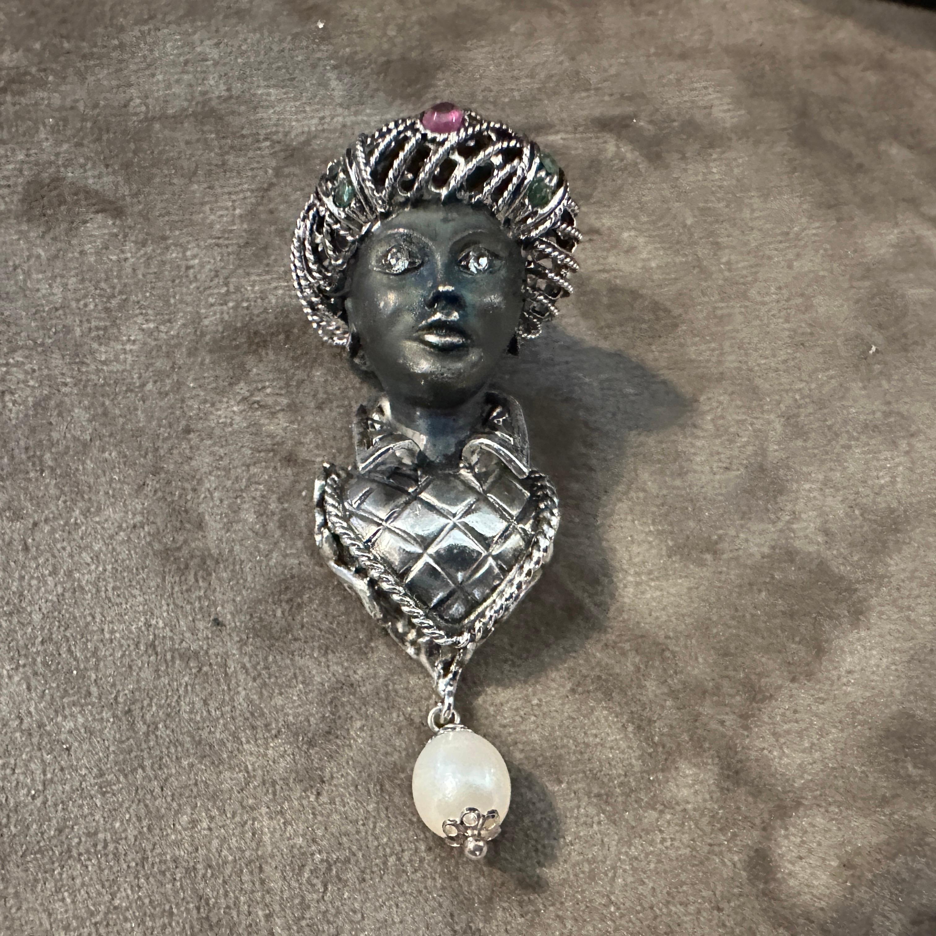 Dieses exquisite italienische Pendentif aus den 1990er Jahren ist aus Sterlingsilber gefertigt, mit Edelsteinen besetzt und zeigt meisterhafte Handwerkskunst und künstlerische Details. Die Brosche zeigt die Büste einer Figur, die einen Turban trägt,