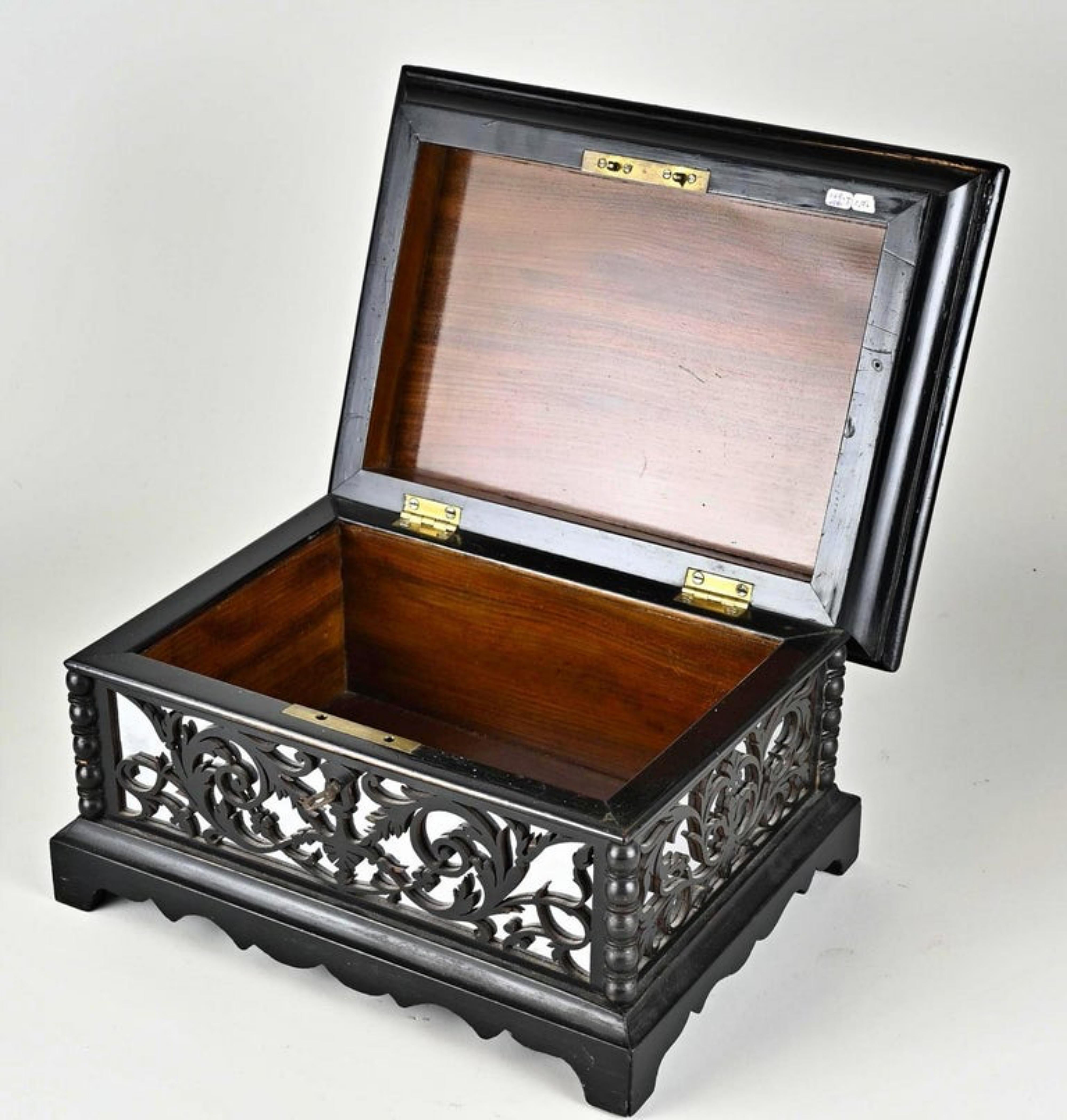 19th century French lidded box 
with boulle-style inlay on lid (sawwork + mirrors). 
Dimensions: 7 x 31 x 23 cm. 
In good condition.
 