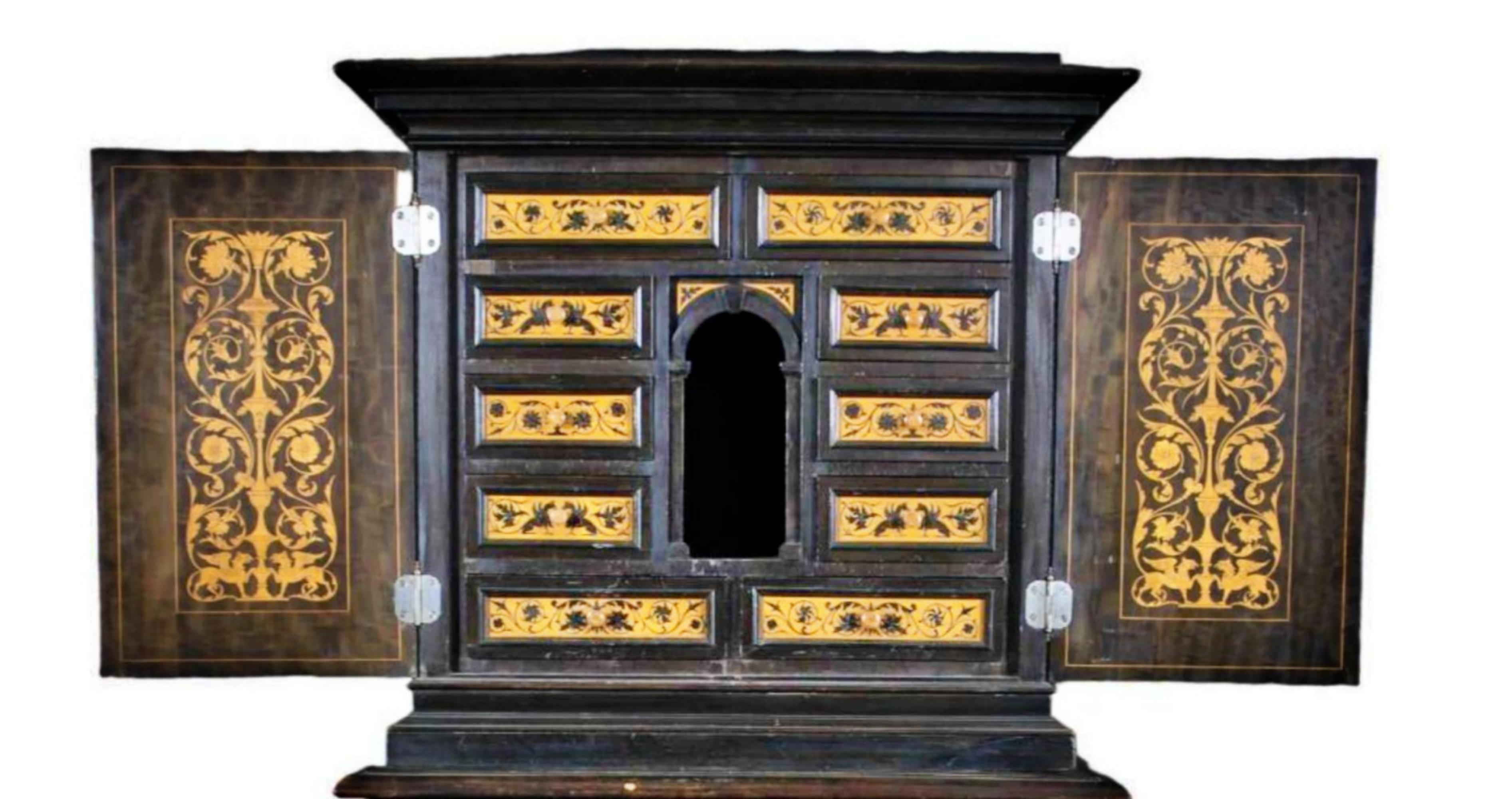 Baroque Amazing 19th Century Italian Cabinet - Original Condition For Sale