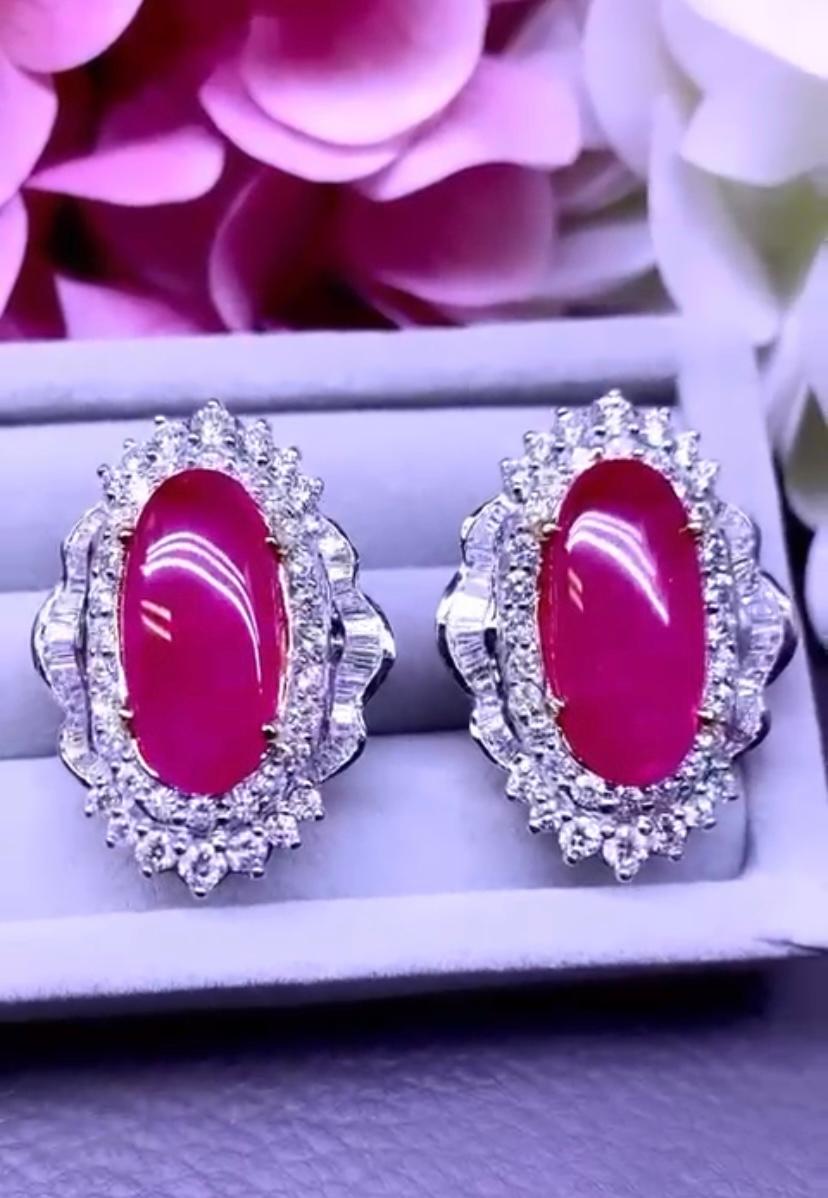 Ein exquisites Paar Ohrringe mit exklusivem Design, so einzigartig und elegant, von italienischem Designer, aus 18 Karat Gold mit 2 natürlichen Burma-Rubinen im Ovalschliff von 15,00 Karat, feine Qualität, und natürlichen Diamanten im Rund- und