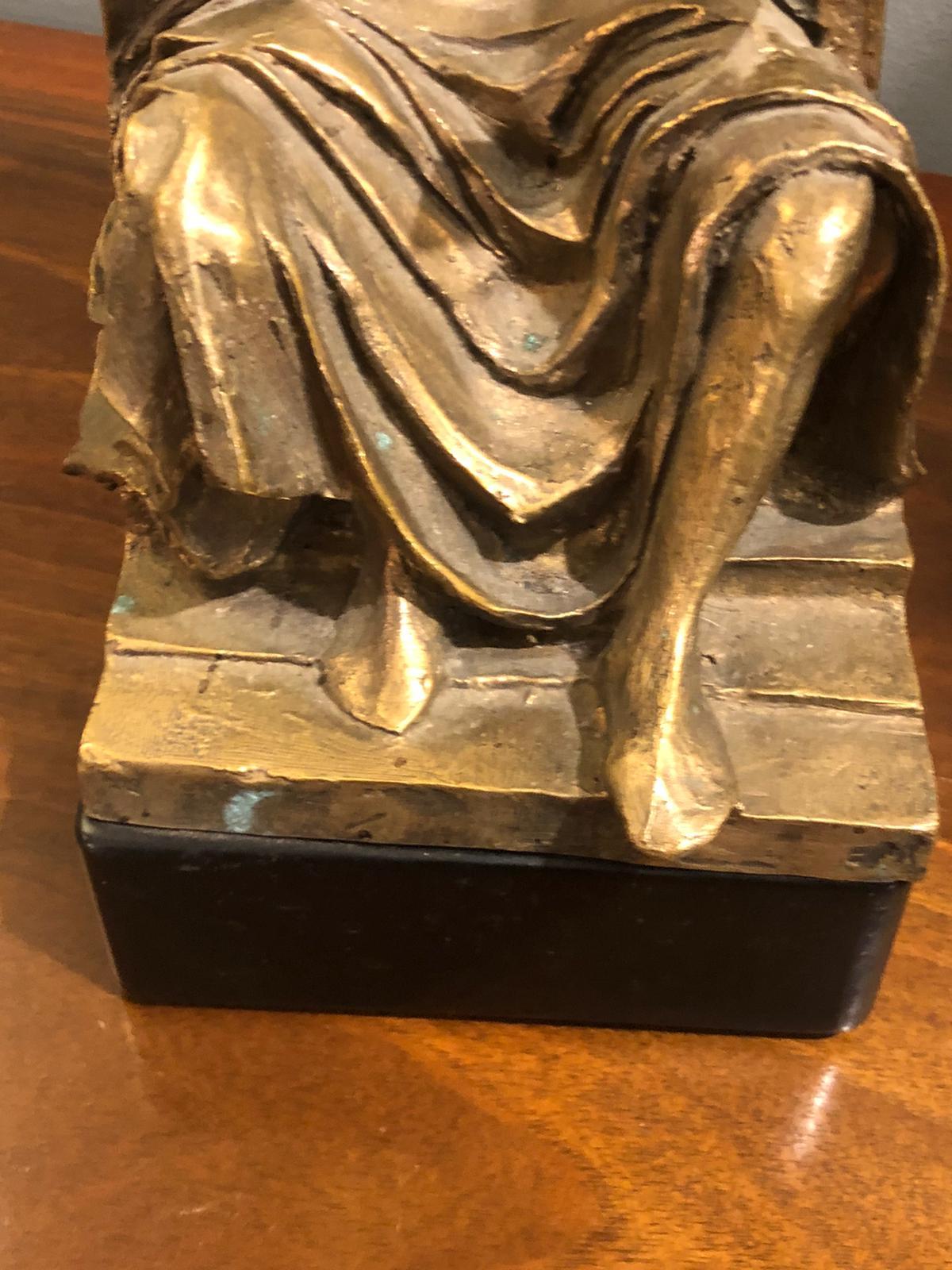 Greco classico Incredibile scultura in bronzo dorato del XX secolo raffigurante un re in meditazione, Italia, 1940 in vendita
