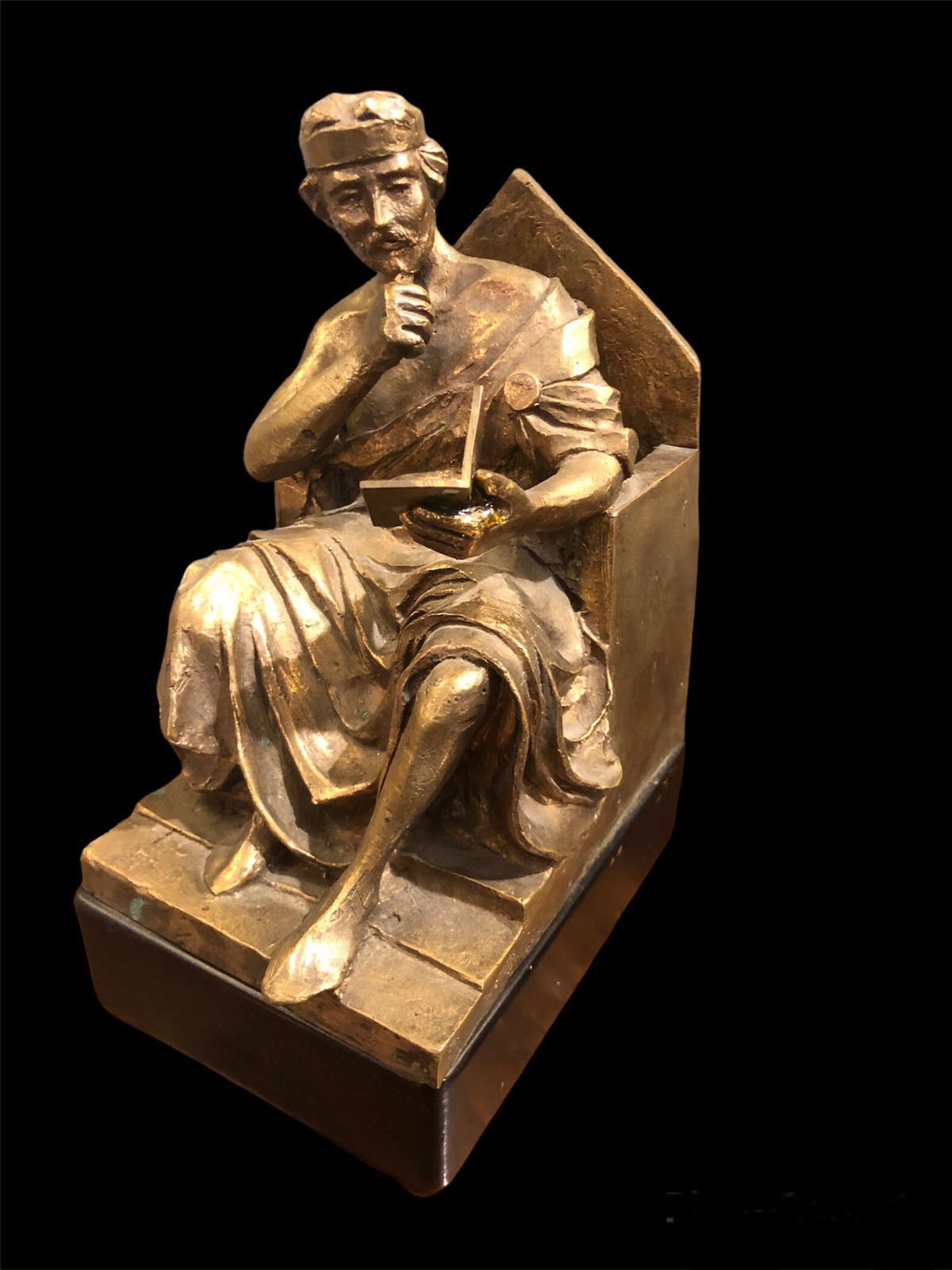 Metà XX secolo Incredibile scultura in bronzo dorato del XX secolo raffigurante un re in meditazione, Italia, 1940 in vendita