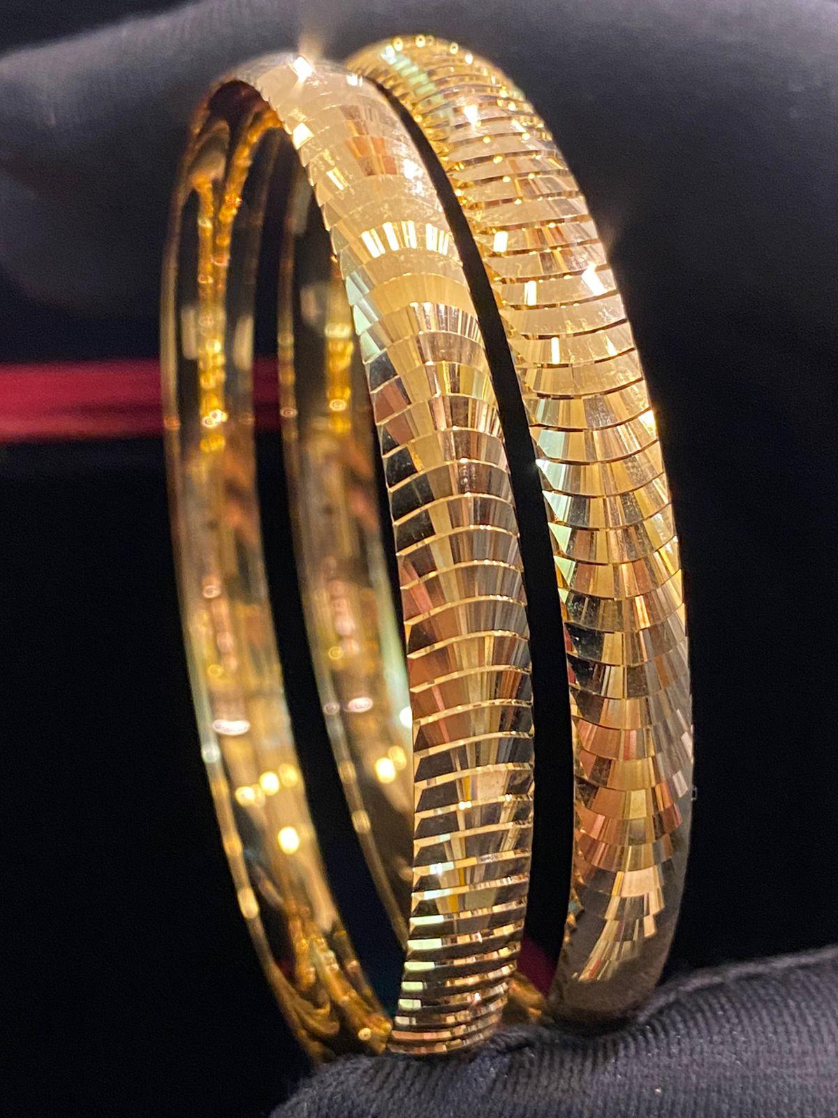 An exquisite design in 22K gold for this gorgeous bracelet.
Handcrafted by artisan goldsmith.
Excellent manufacture and quality.
Weight 30 gr.
Circumference 18 cm.