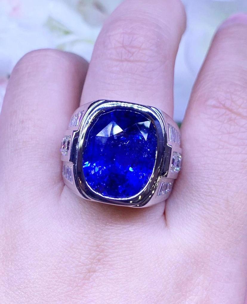 From high jewelry collection, stunning ring with a big Ceylon sapphire of 20,33 carats and diamonds baguettes and round brilliant cut of 2,98 carats,F/VS.
Investment stone. Complete with IGL certificate.
Handcrafted by artisan goldsmith.
Excellent