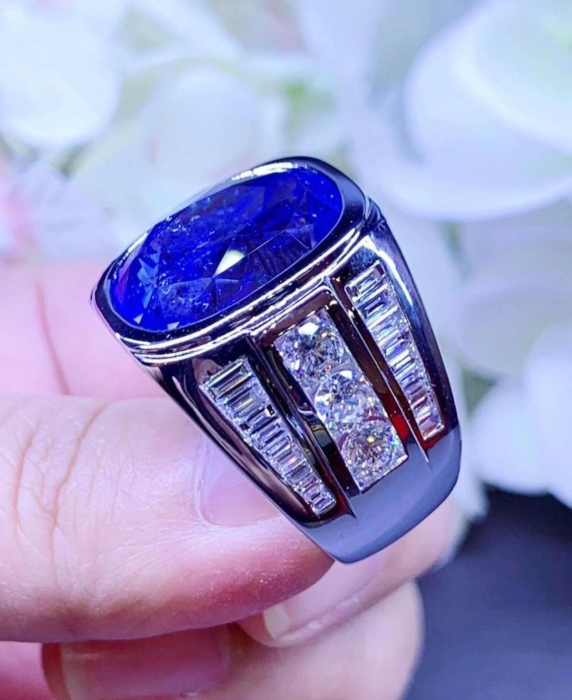 Women's Amazing 23, 31 Carats of Ceylon Sapphire and Diamonds on Ring For Sale