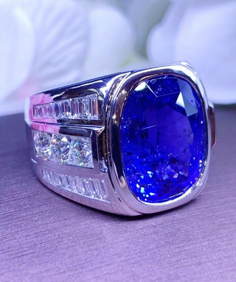 Amazing 23, 31 Carats of Ceylon Sapphire and Diamonds on Ring For Sale 1