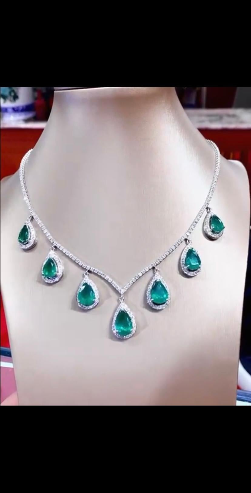 So chic and elegant design handmade by artisan goldsmith for this beautiful necklace in 18k gold with seven pieces of Zambia emeralds, pear cut, fine grade and top quality, of 20,75 carats and diamonds, round brilliant cut, of 5,92 F/VS.
Excellent