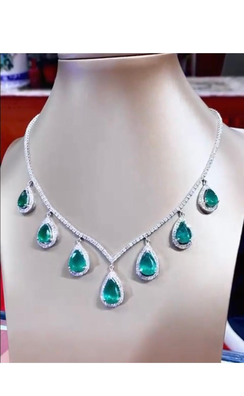 Außergewöhnliche 26.67 Karat Smaragde und Diamanten an Halskette (Tropfenschliff) im Angebot