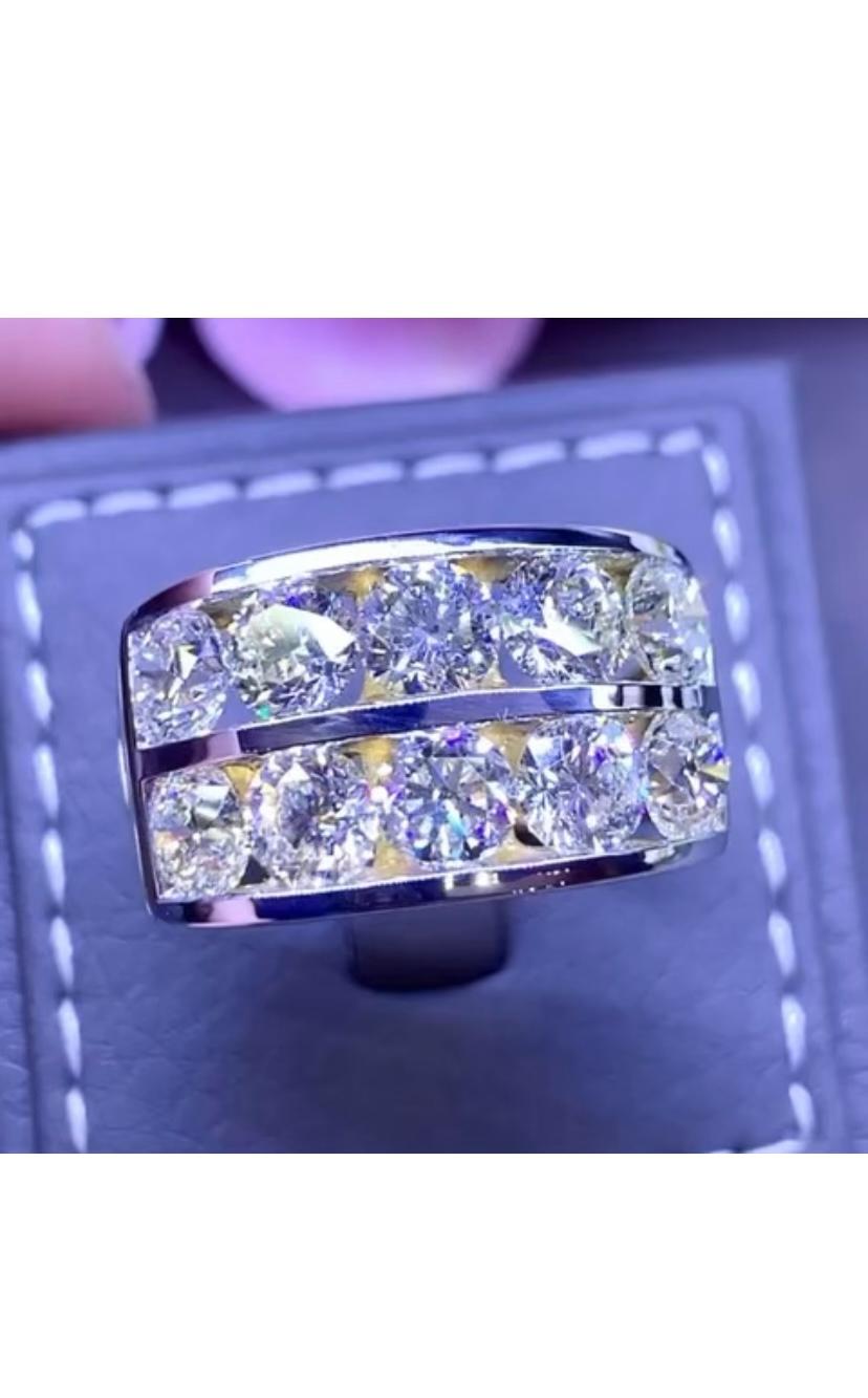 So refined and chic style in 18k gold with 10 pieces of diamonds in round brilliant cut of 3,10 carats, F/VVS. It is a contemporary band , perfect for all events. 
Handcrafted by artisan goldsmith.
Excellent manufacture and quality.

Whosale