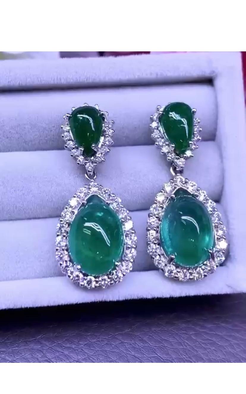 An exclusive pair of earrings in 18k gold , very hard collection, design refined and elegant.
Earrings come with four pieces of natural Zambian emeralds, cabochon cut 29,60 carats, magnificent color and grade, fine quality, and round brilliant cut