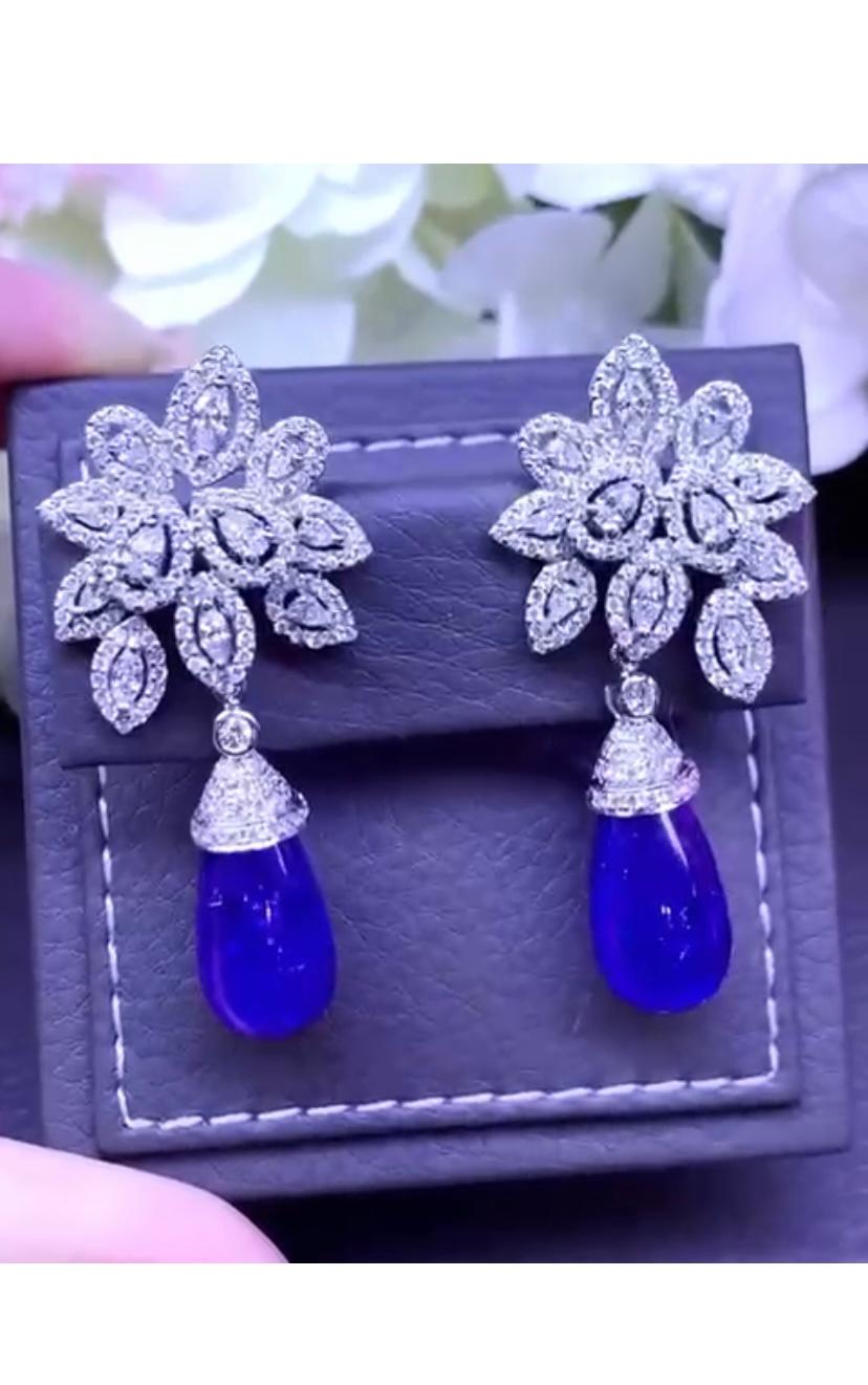 From elegant and refined flowers collection earrings in 18k gold with two pieces of natural tanzanites , fine quality, cabochon cut of 31,28 carats and natural diamonds 2,90 F/VS.
Handcrafted by artisan goldsmith.
Excellent manufacture and