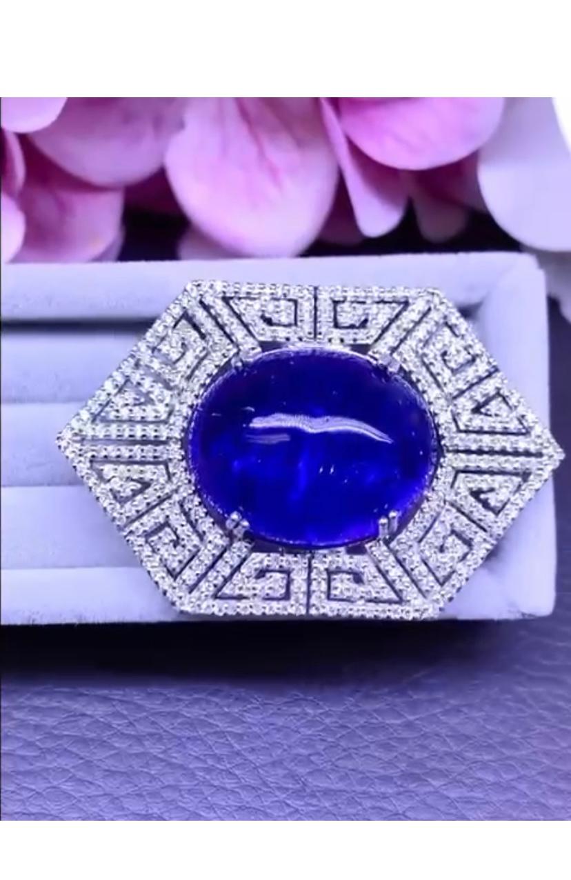 An exquisite design, a very piece of art , for this brooch/ pendant in 18k gold with a tanzanite in cabochon cut of 35,76 and round brilliant cut diamonds of 2,76 carats, F/VS.
Handcrafted by artisan goldsmith.
Excellent manufacture and