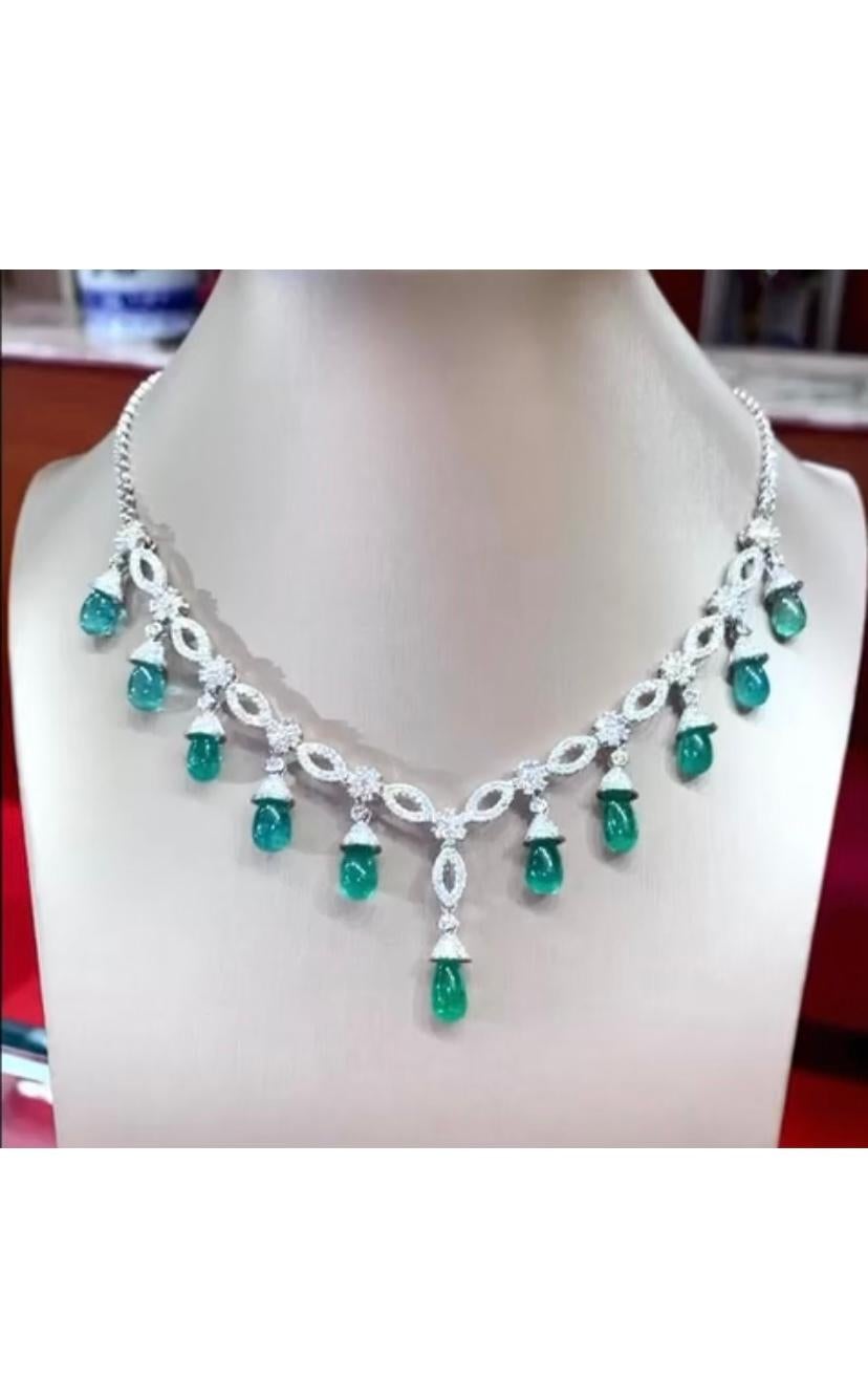 So stunning design, elegant and chic style , for this necklace in 18k gold with  11 pieces of Zambia emeralds in cabochon cut of 34,35 carats, fine quality, and round brilliant cut diamonds of 6,20 carats, F color and VS clarity.
Very adorable
