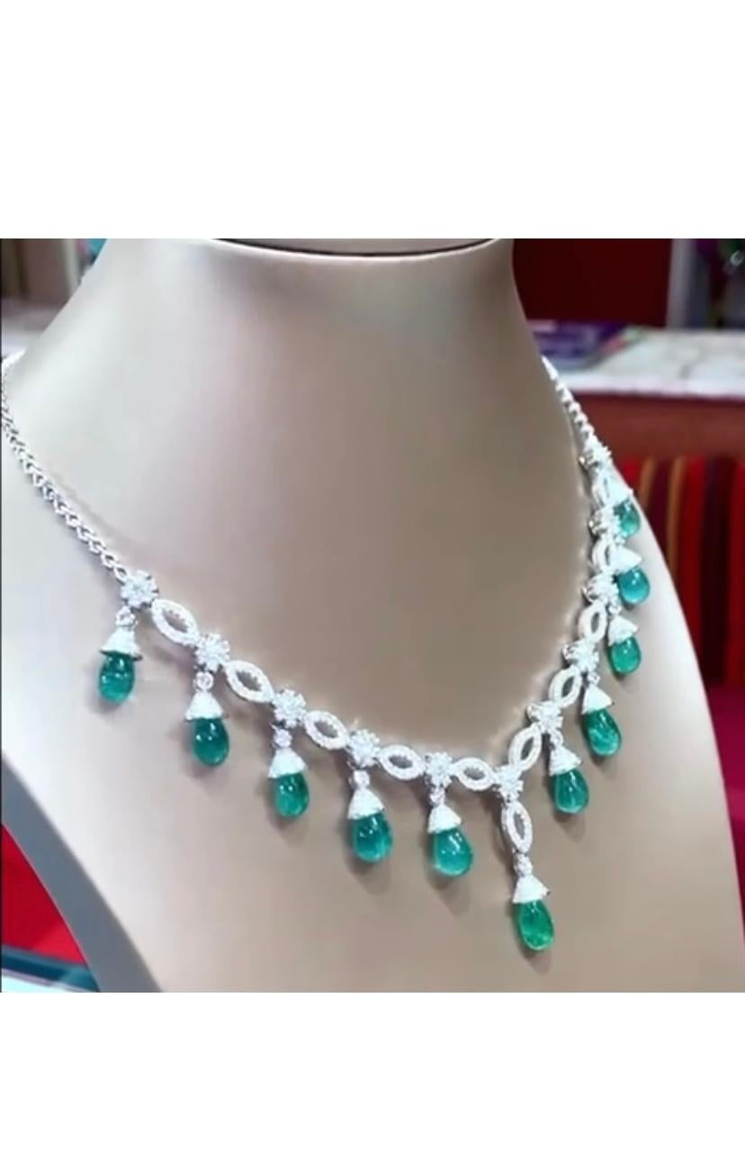 AIG Certified 34.35 Ct Emeralds Diamonds 6.20 Ct 18K Gold Necklace  In New Condition For Sale In Massafra, IT