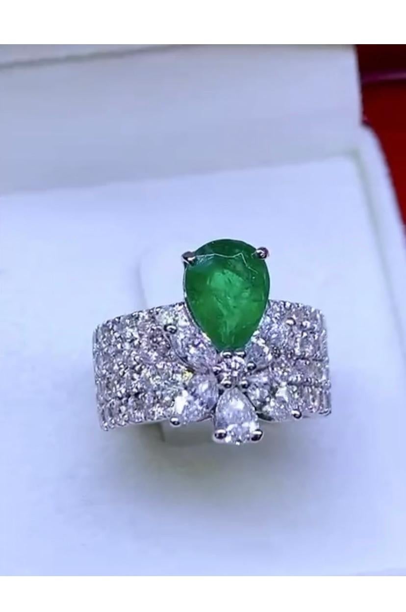 Außergewöhnlicher Ring mit 4.23 Karat Smaragd und Diamanten aus Zambia  (Tropfenschliff) im Angebot