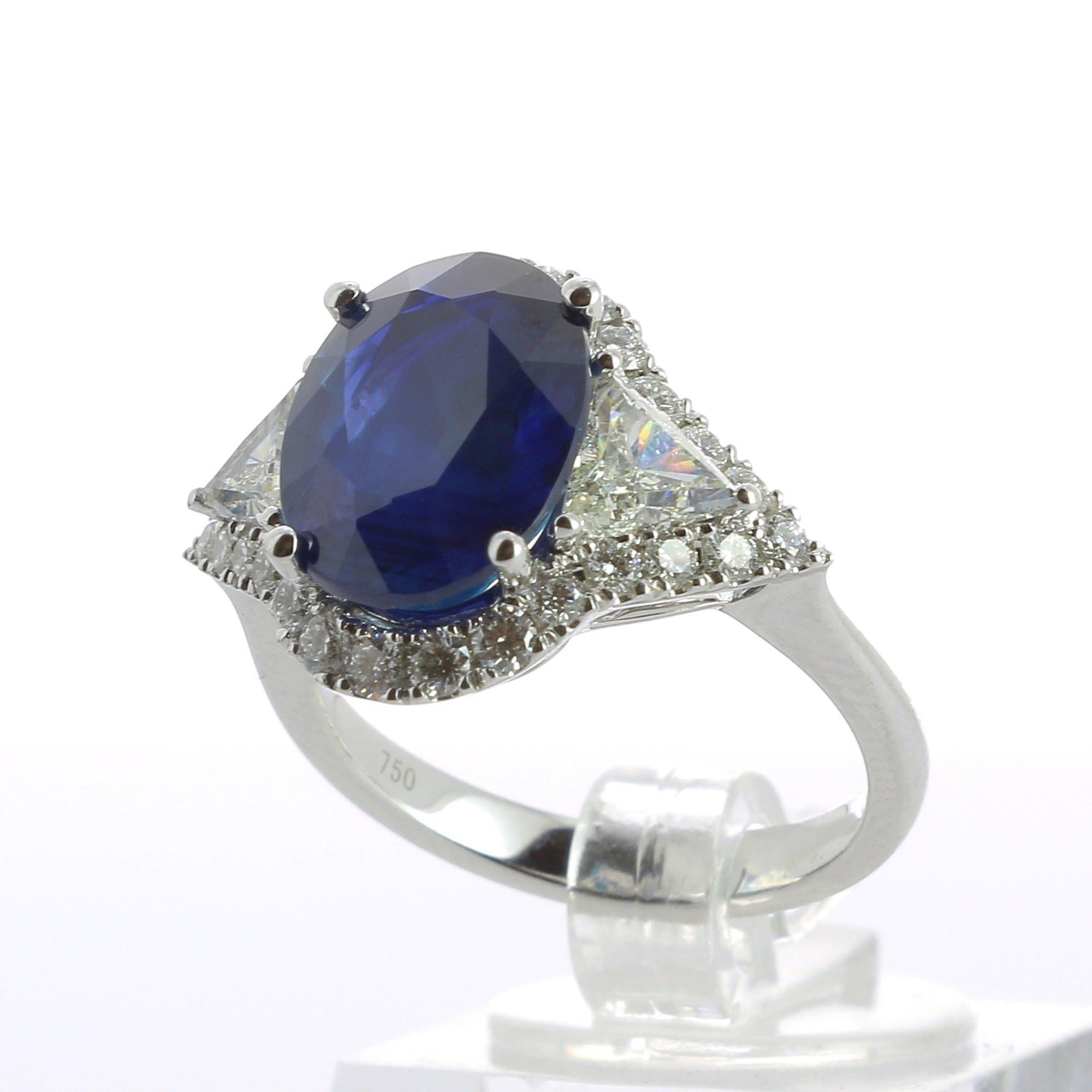 Amazing 5.29 Carat Oval Sapphire and Diamond Cocktail Ring 18 Karat White Gold für Damen oder Herren