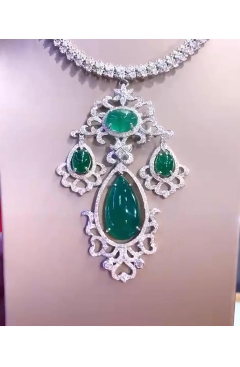 Uno squisito design Art Deco per questo eccezionale ciondolo/spilla in oro 18 carati, con 4 smeraldi dello Zambia.  48,31 carati totali, qualità pregiata, e diamanti rotondi taglio brillante di 5,80 carati F/VS. 
Lo smeraldo più grande con taglio a