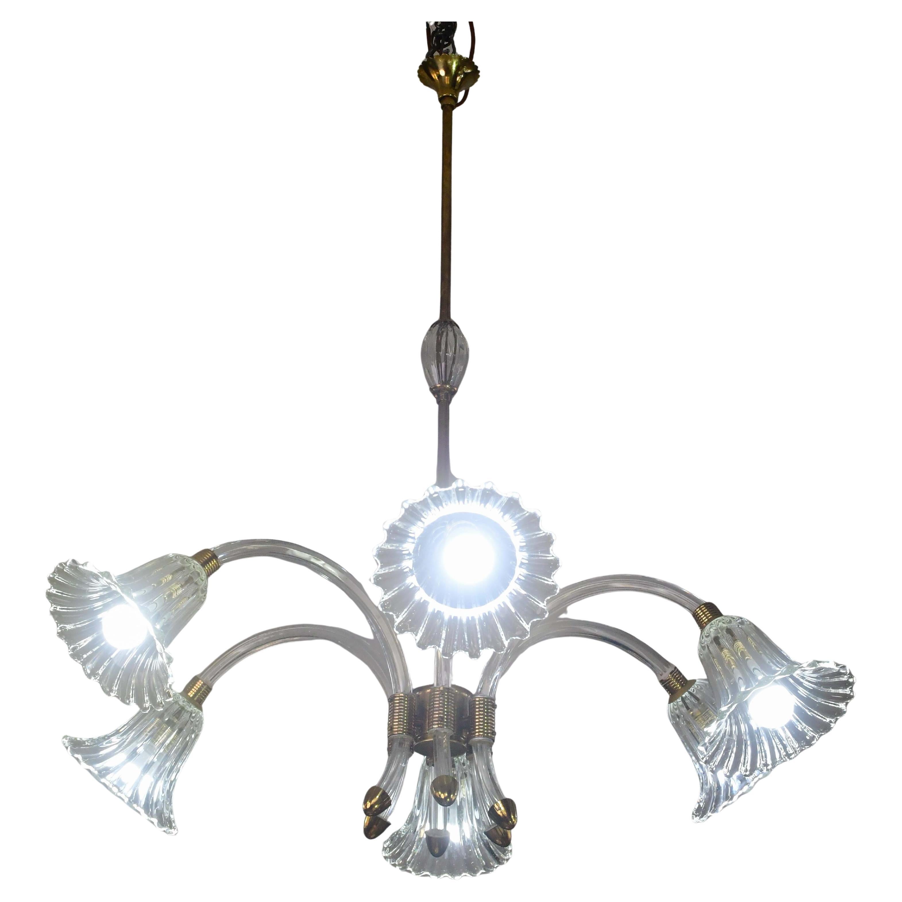 Lampadario da museo a 6 luci in vetro di Murano, realizzato dalla vetreria Barovier&Toso.

Periodo di produzione: 1940s.

La struttura del lampadario è costituita da un tronco centrale a cui sono attaccati 6 archi, anch'essi in ottone, da cui si