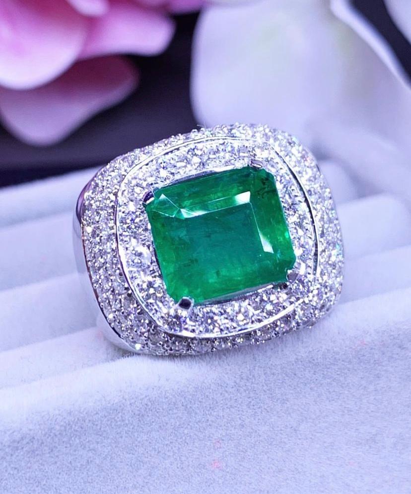 An exclusive design, unisex style , very glamour and refined, with a natural Zambia Emerald of 4.40 carats, fine quality, Ceo Minor, perfect  cut, and 109 pieces of diamonds in round brilliant cut of 1.97 carats, F/VS. All my jewels are handcrafted
