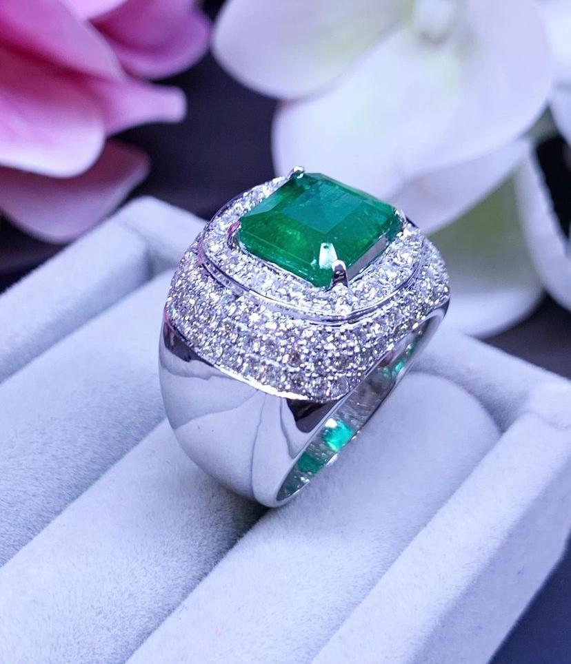 AIG Certified 4.40 Carat Zambian Emerald 1.97 Ct Diamonds 18kGold Ring  In New Condition For Sale In Massafra, IT