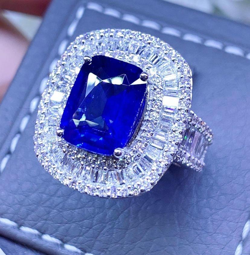 Baguette Cut AIG Certified 5.20 Carats Blue Ceylon Sapphire 2.30 Ct Diamonds 18k Gold Ring  For Sale