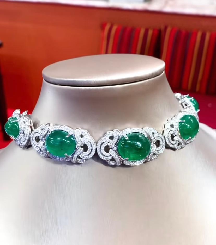 Stunning Art Decô design choker/bracelet in 18k gold with 5 pieces of Zambia emeralds ,fine quality, cabochon cut ,of  71,75 carats and diamonds round brilliant cut of 6,51 carats,F/VS.
This choker you can use as a choker or as a bracelet.