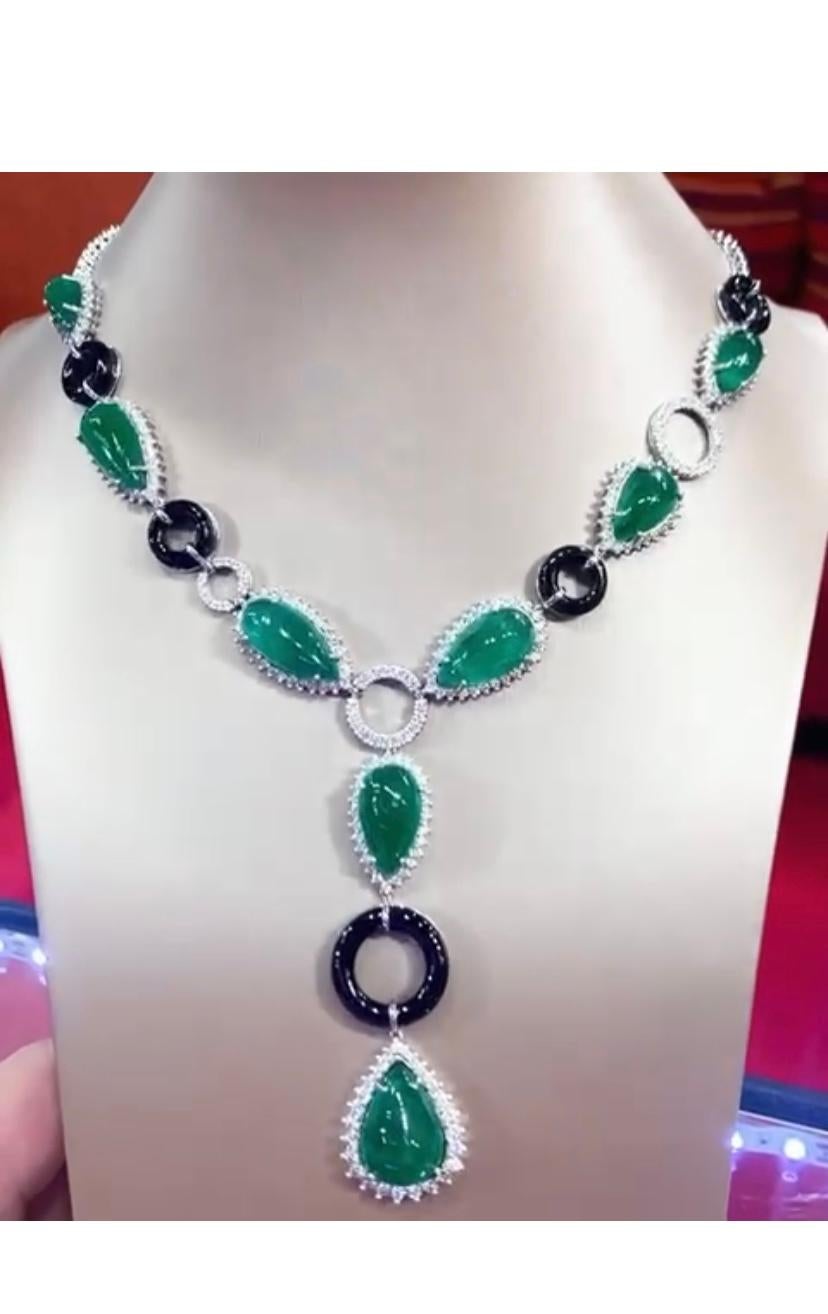 So stunning and elegant Art Deco design necklace in 18k gold and authentic onyx with natural Zambia emeralds cabochon cut of 75,50 carats ,fine quality, and natural diamonds round brilliant cut of 5,85 carats F/VS( top quality).
Handcrafted by