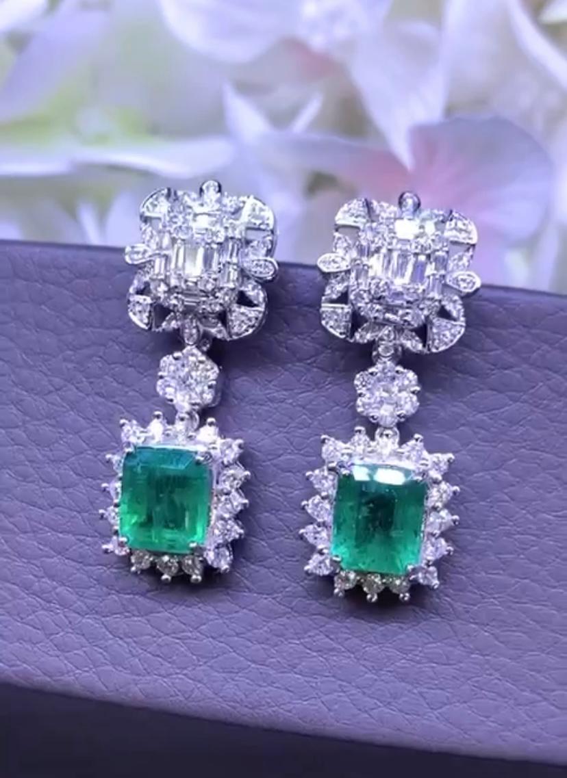 An exquisite design, so chic and glamour, for this magnificent earrings in 18k gold with two pieces of Zambia emeralds of 6.33 carats, fine quality, and baguettes and round brilliant cut diamonds of 2,28 carats,F/VS top 🔝 quality.
Handcrafted by