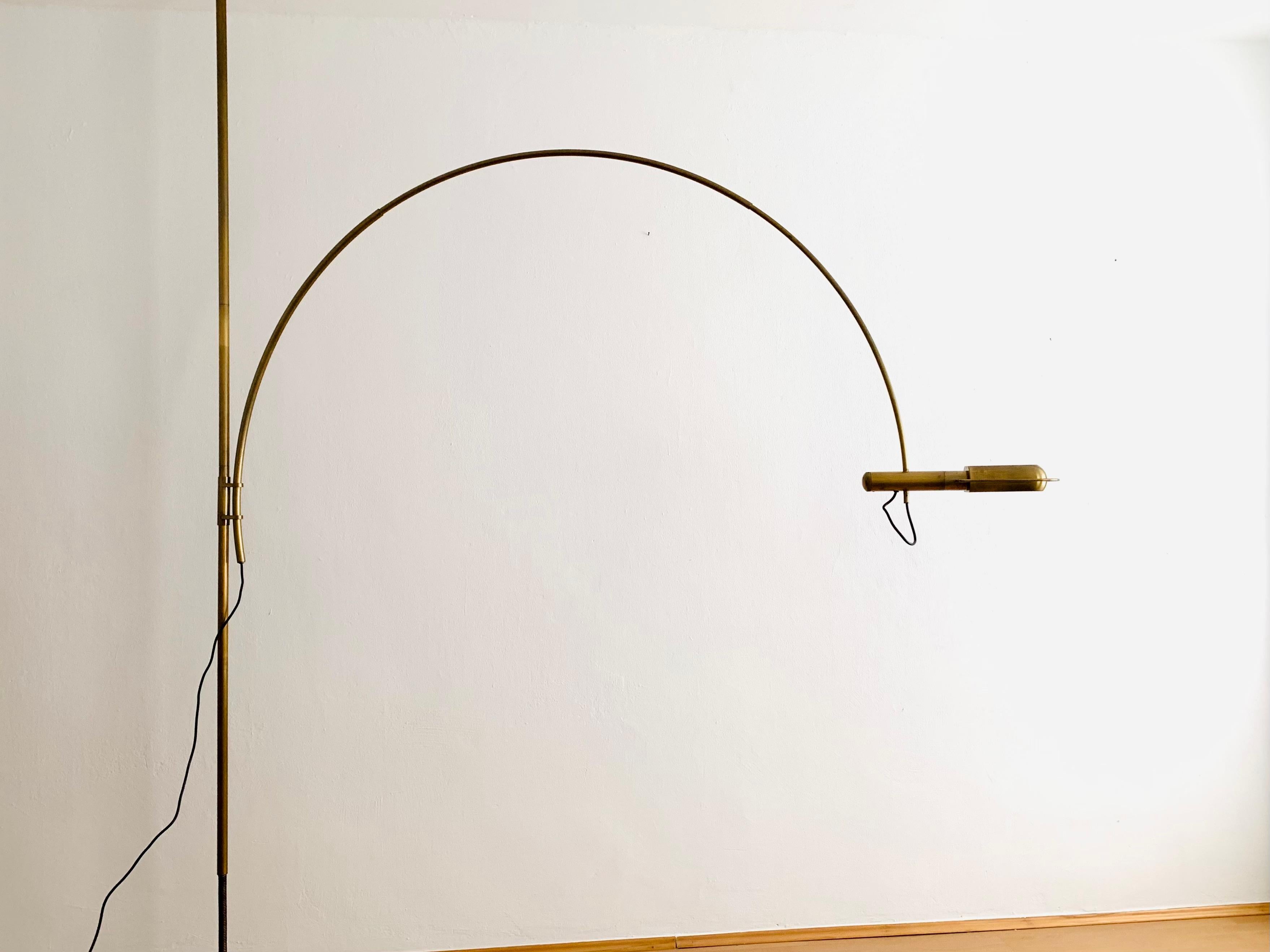 Very beautiful and rare arc floor lamp from the 1970s.
The lighting effect of the lamp is extremely beautiful and can be adjusted as desired using the integrated dimmer.
The design and the very beautiful details create a very elegant and pleasant