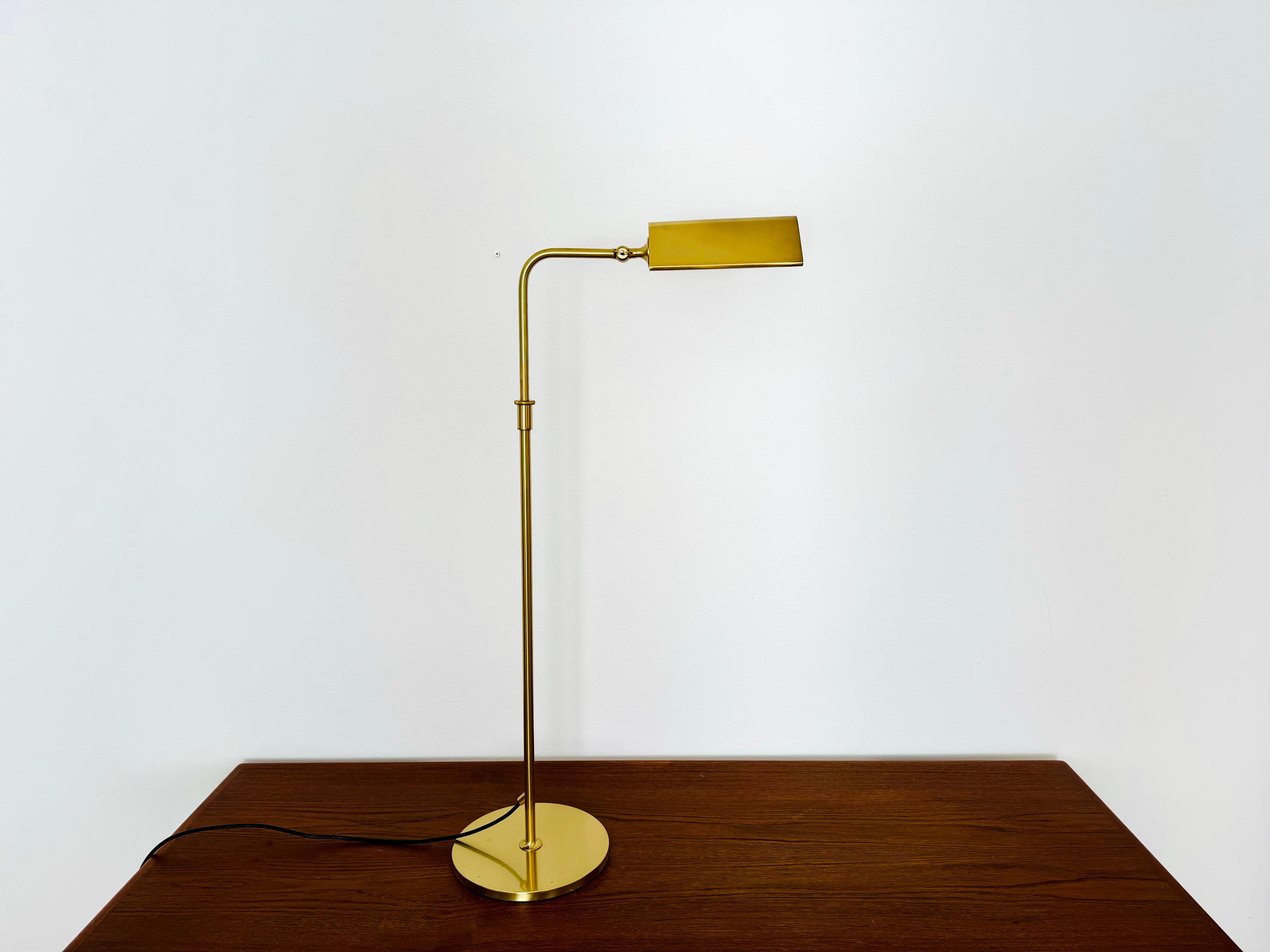 Lampada da terra molto bella e rara degli anni '70.
L'effetto luminoso della lampada è estremamente bello.
Il design e i dettagli molto belli creano una luce molto elegante e piacevole.
La lampada crea un'atmosfera molto accogliente ed è di alta