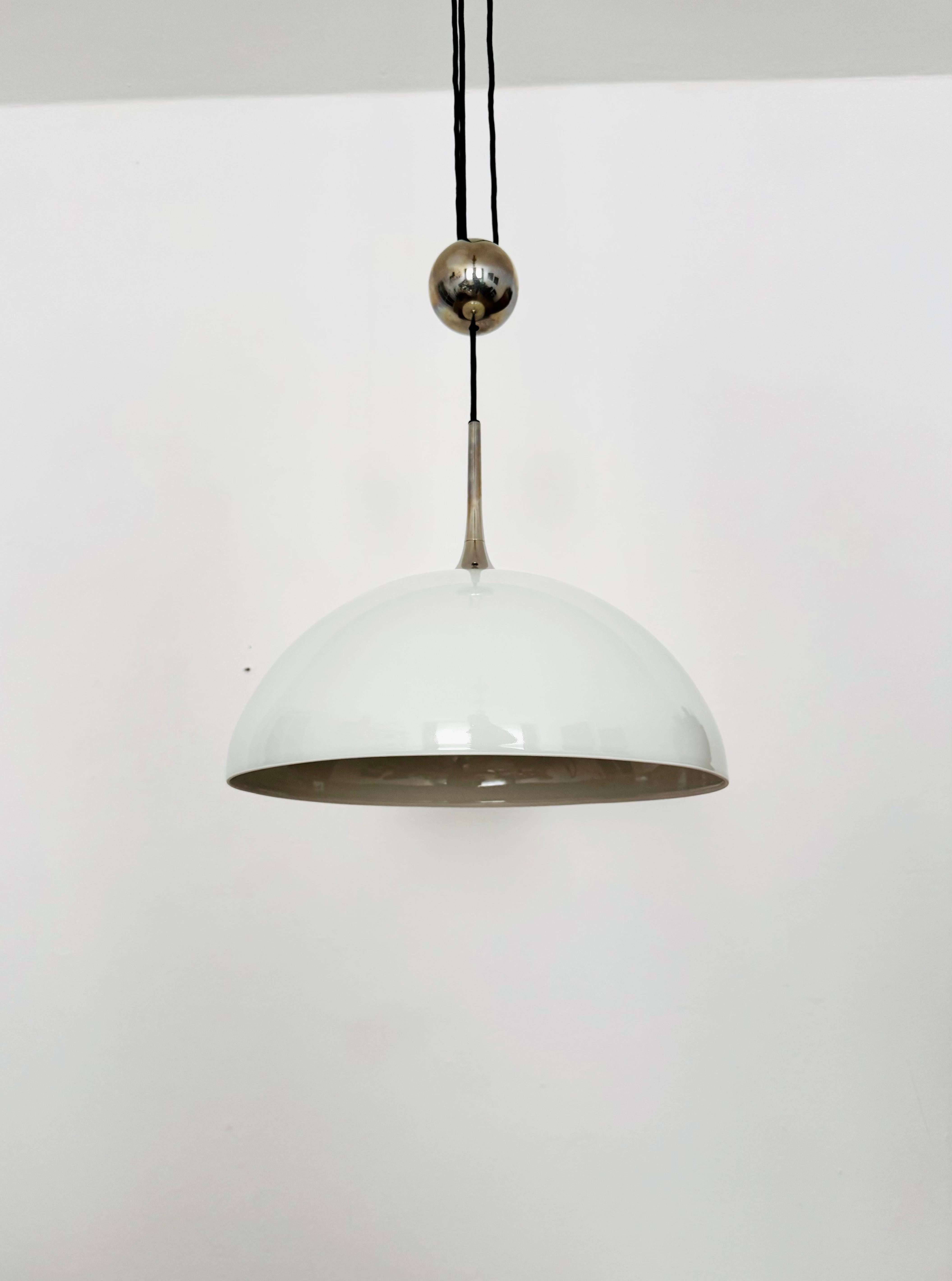 Bellissima lampada a sospensione regolabile in altezza degli anni '70.
L'effetto luminoso della lampada è estremamente bello. 
Il design e i dettagli molto belli creano una luce molto elegante e piacevole.
La lampada crea un'atmosfera molto