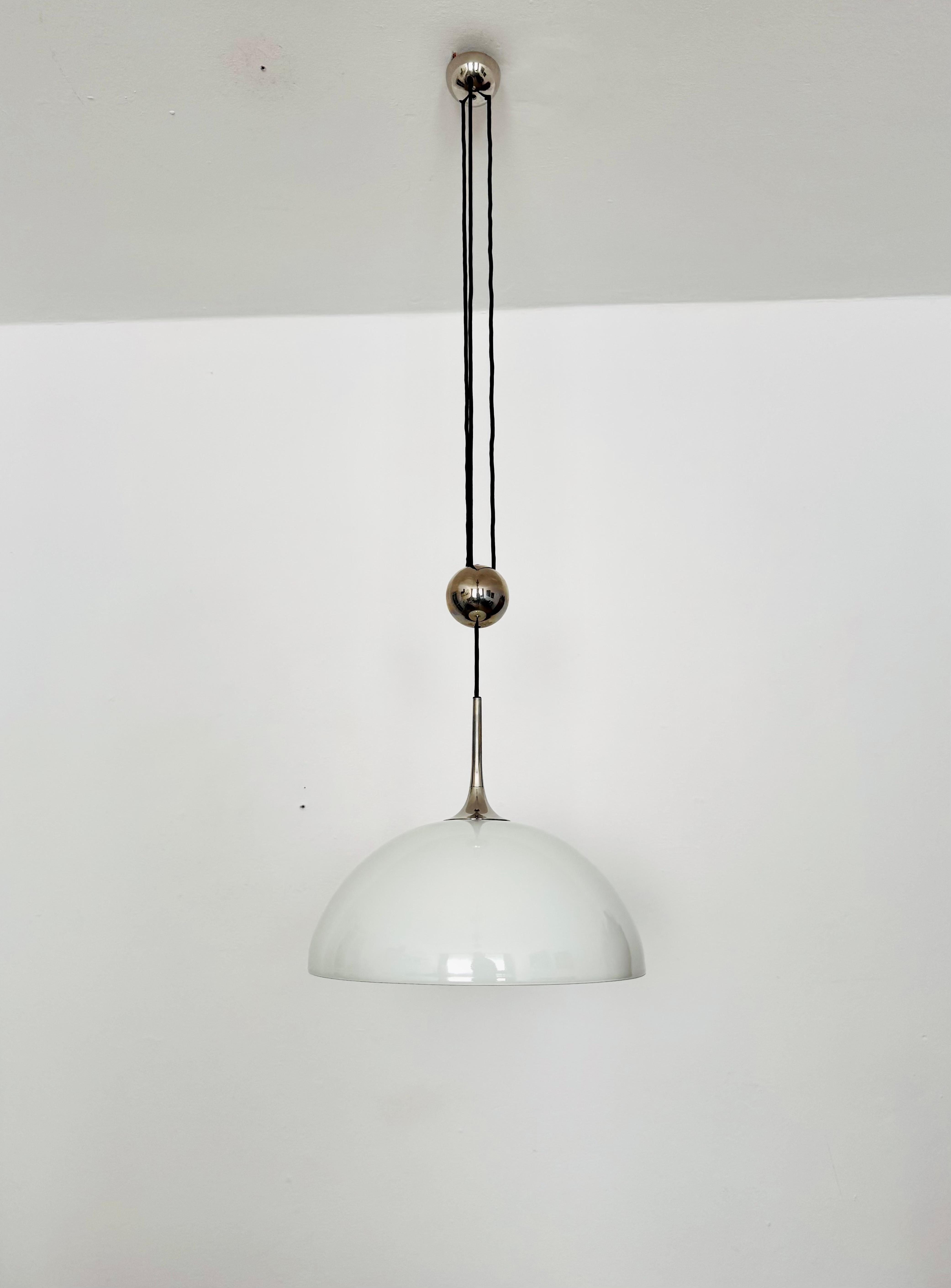 Mid-Century moderno Incredibile lampada a sospensione regolabile Posa con paralume in porcellana di Florian Schulz in vendita