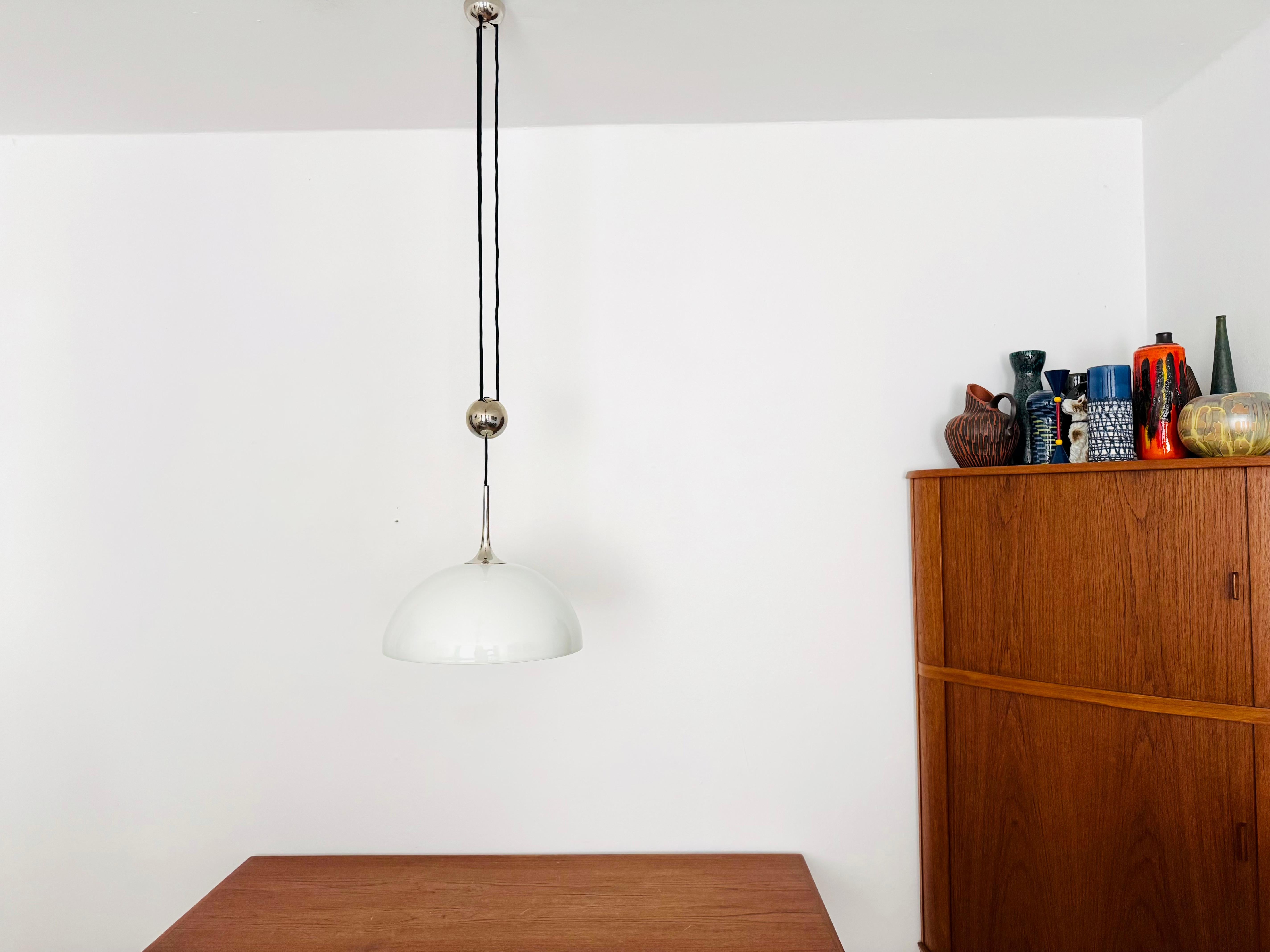 Fine XX secolo Incredibile lampada a sospensione regolabile Posa con paralume in porcellana di Florian Schulz in vendita