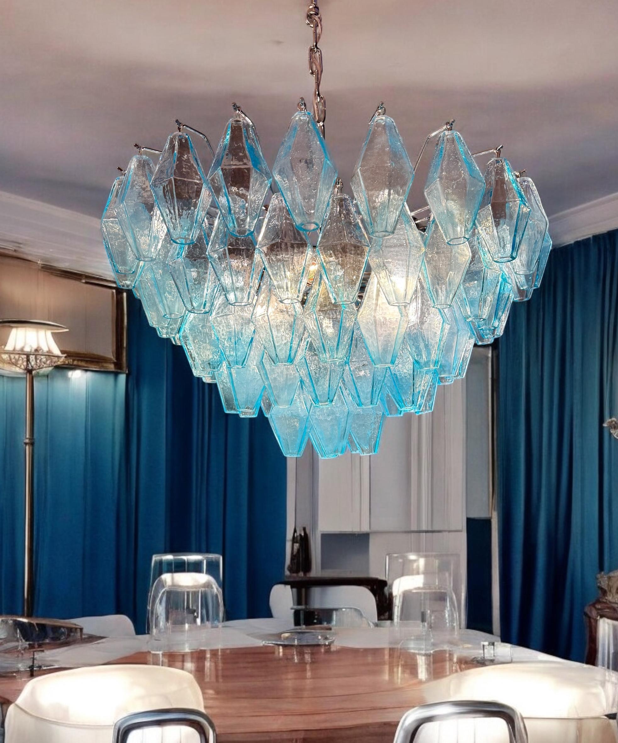 Esta lámpara de araña consta de docenas de Acquamarine sopladas a mano  Poliedro color azul claro de cristal de Murano con marco de latón.
 El precio es por 1 artículo.
Disponible también un par.
Edición limitada de un gran maestro del vidrio