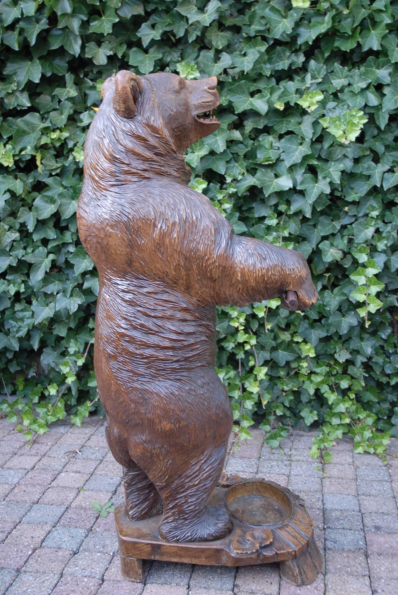 Antique and stunning Black Forest umbrella stand.

This perfect example of Swiss Black Forest craftsmanship is an absolute joy to behold. Only the best were capable of creating this kind of realistic bear sculptures and over the years this finest of