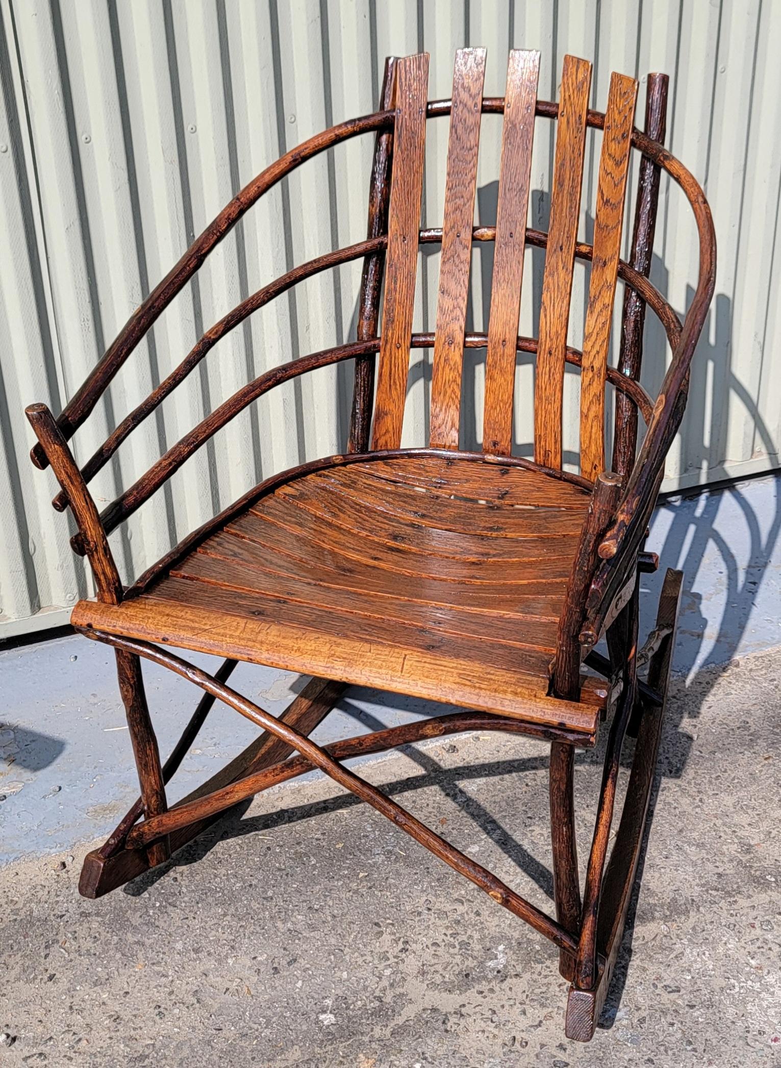 Superbe chaise à bascule en hickory et chêne en bon état.Cette chaise à bascule est en bon état et très confortable.Cette chaise à bascule Amish a été trouvée dans le comté de Lancaster en Pennsylvanie.