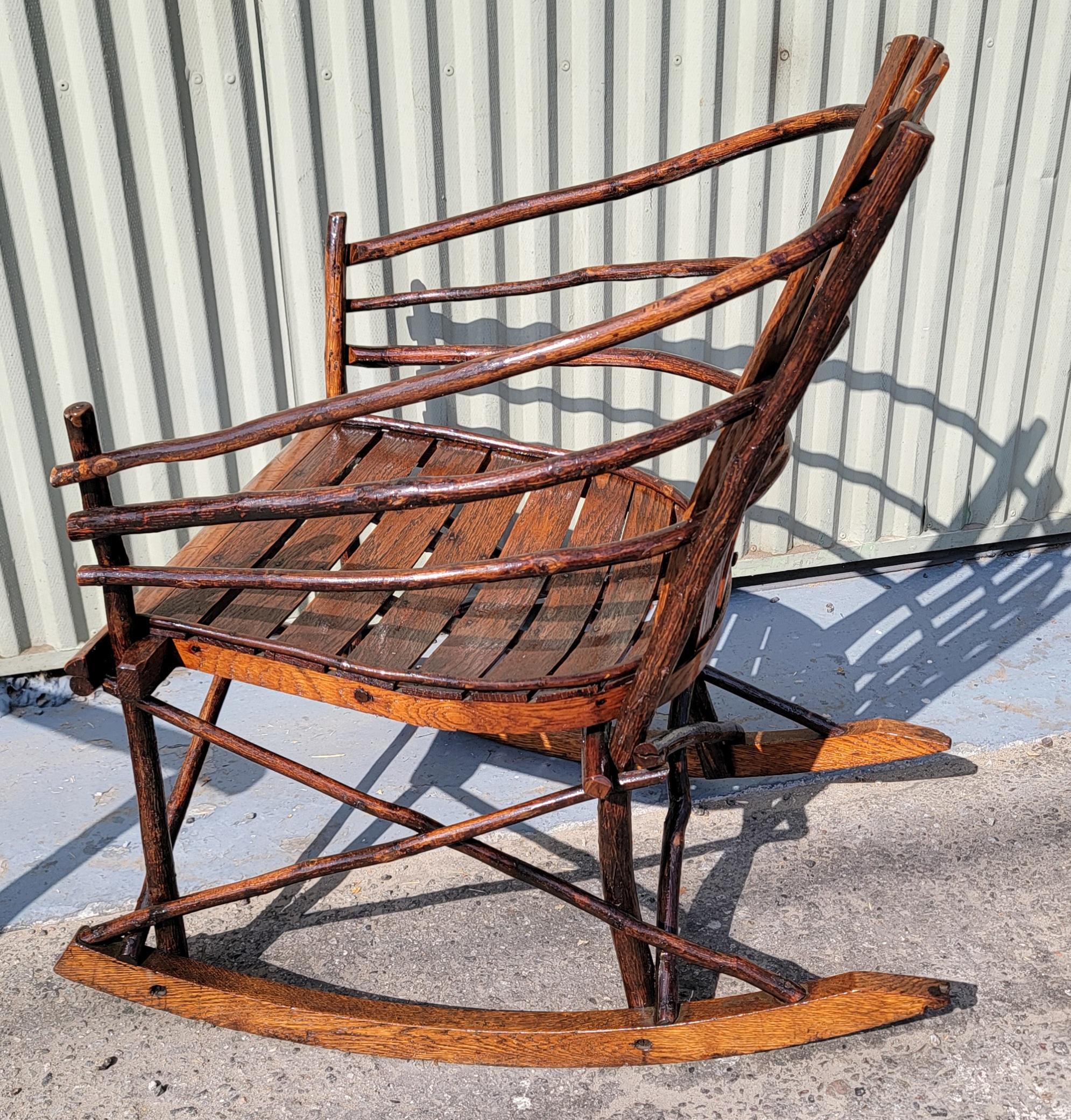 Adirondack Chaise à bascule Amish Hickory & Twig Barrel Back en vente