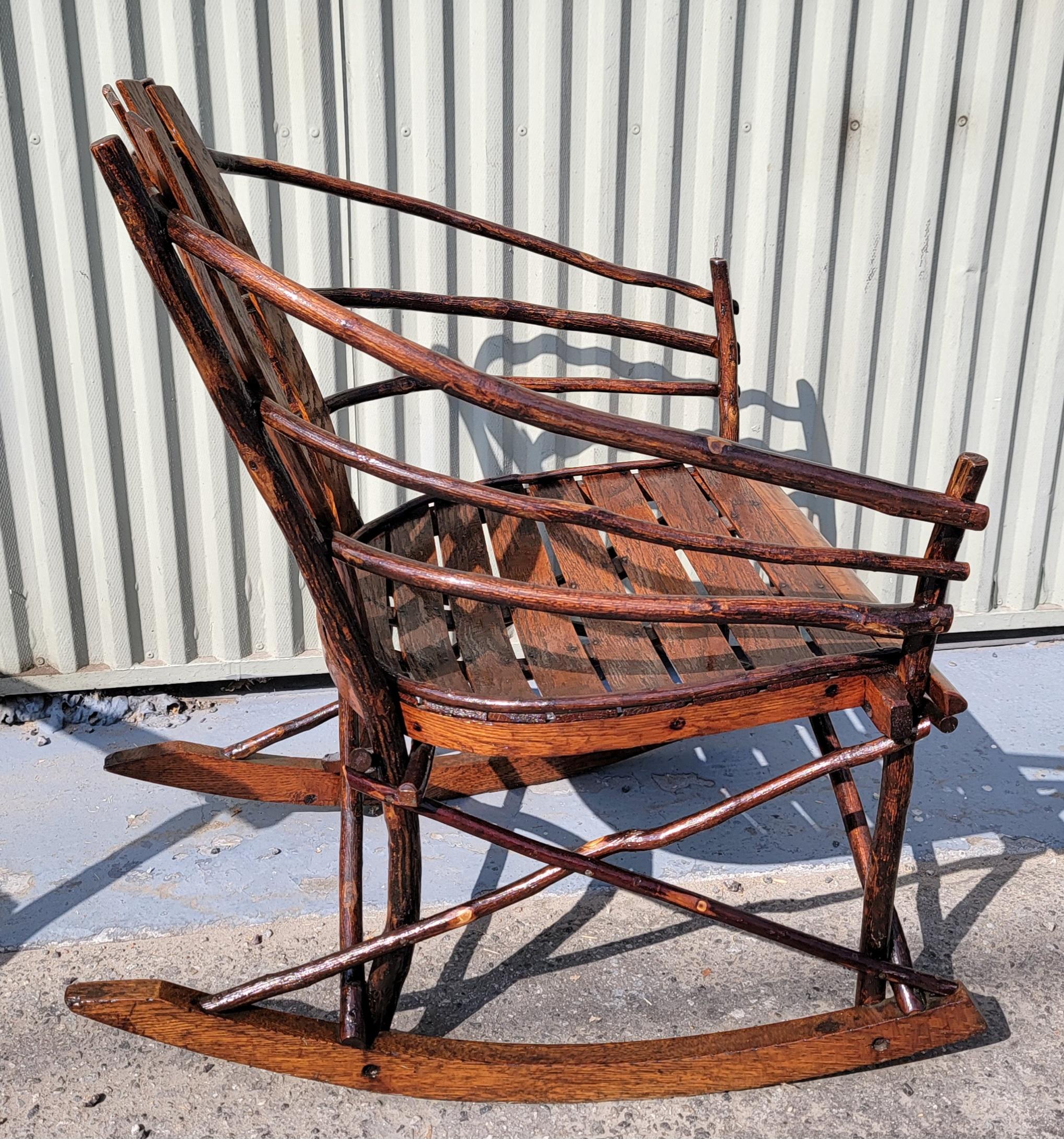 Américain Chaise à bascule Amish Hickory & Twig Barrel Back en vente