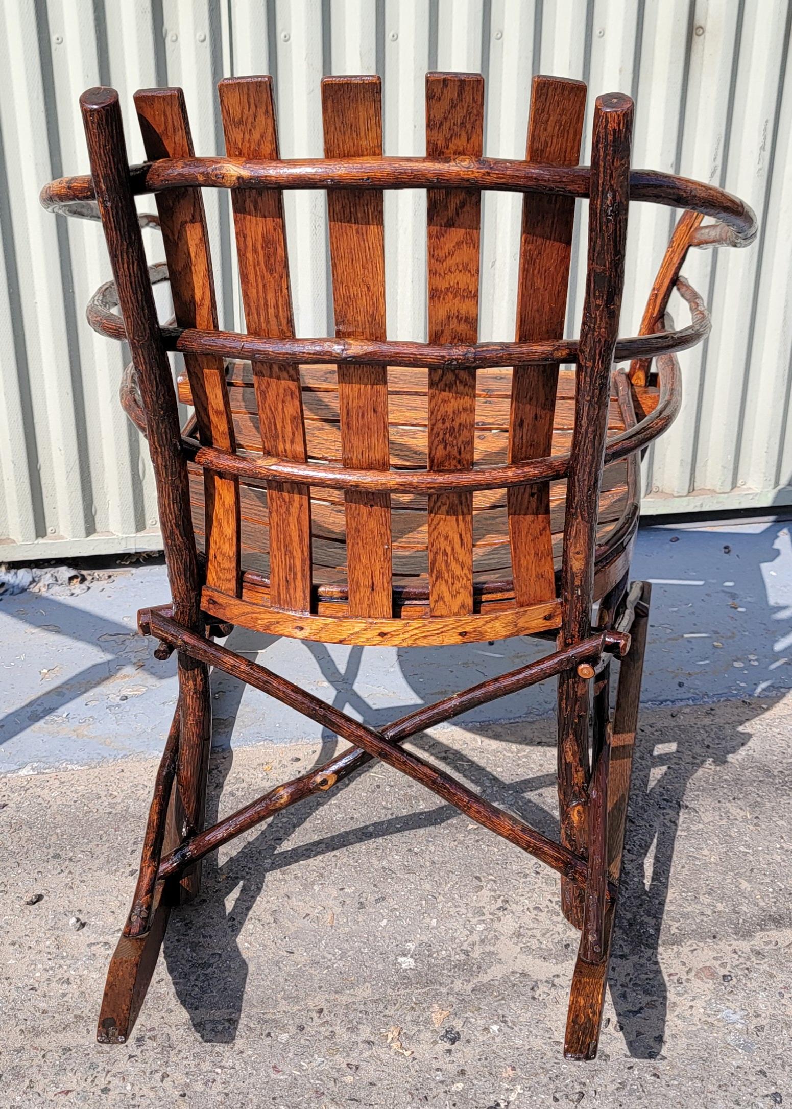 Fait main Chaise à bascule Amish Hickory & Twig Barrel Back en vente