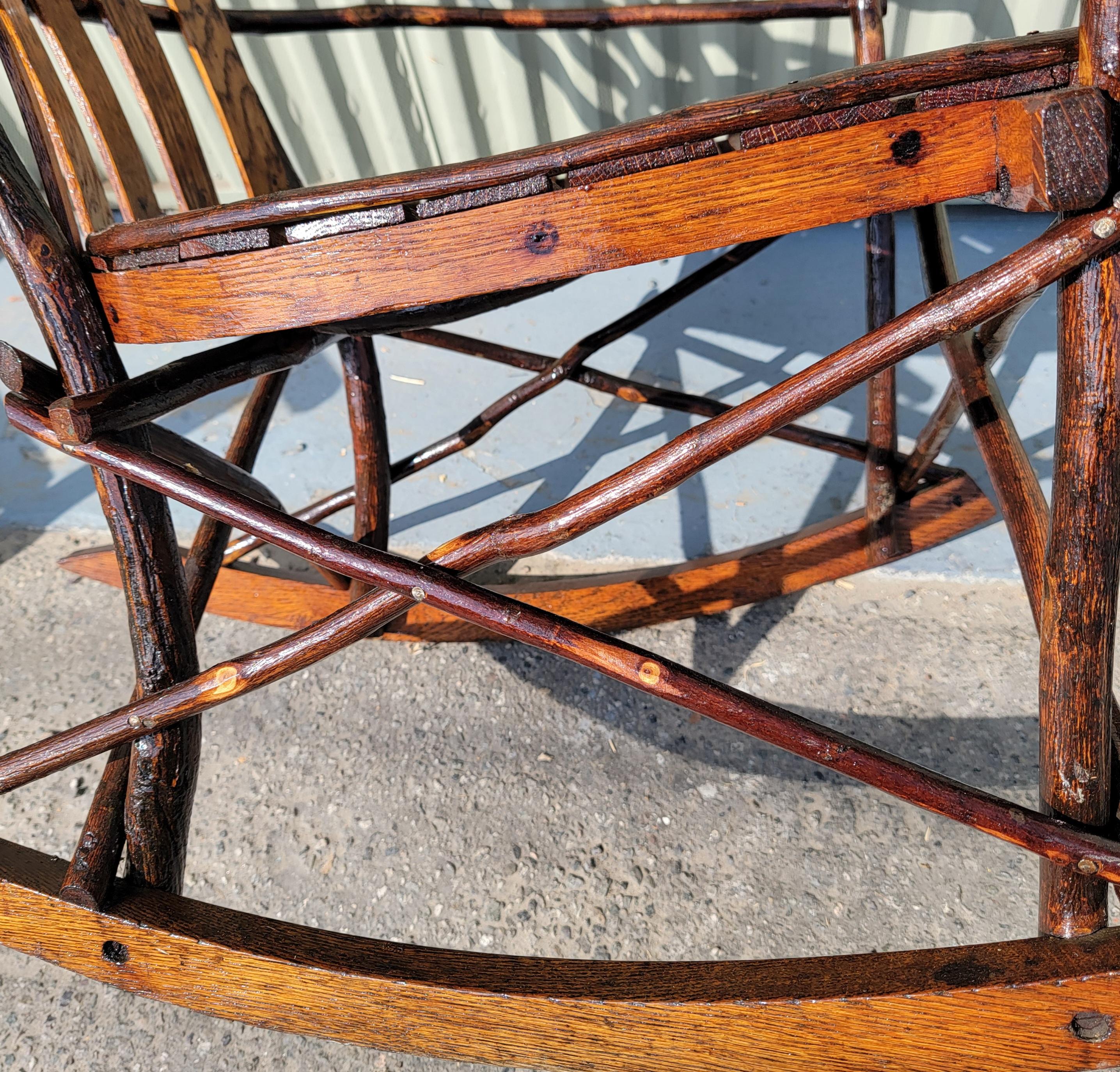 20ième siècle Chaise à bascule Amish Hickory & Twig Barrel Back en vente