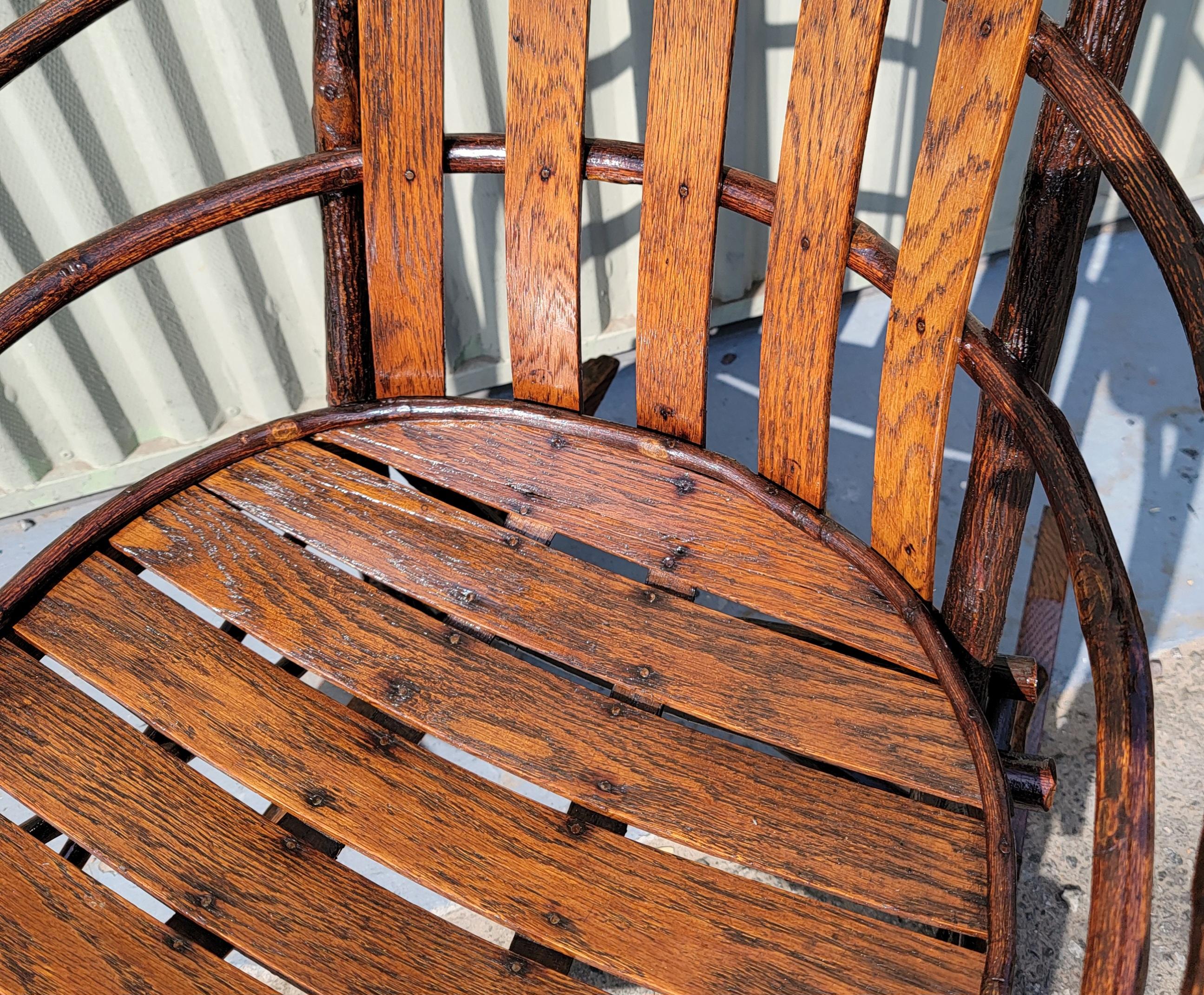 Bois Chaise à bascule Amish Hickory & Twig Barrel Back en vente