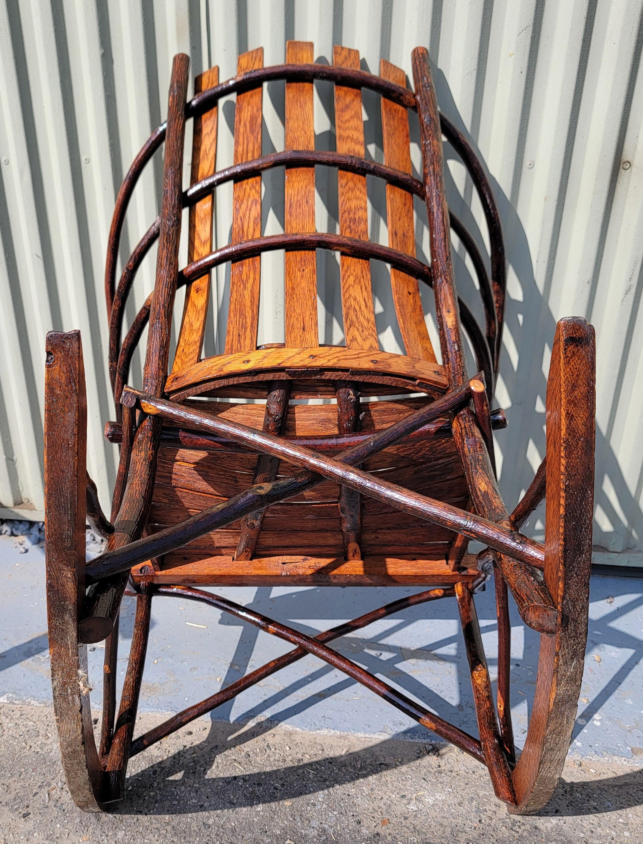 Chaise à bascule Amish Hickory & Twig Barrel Back en vente 1