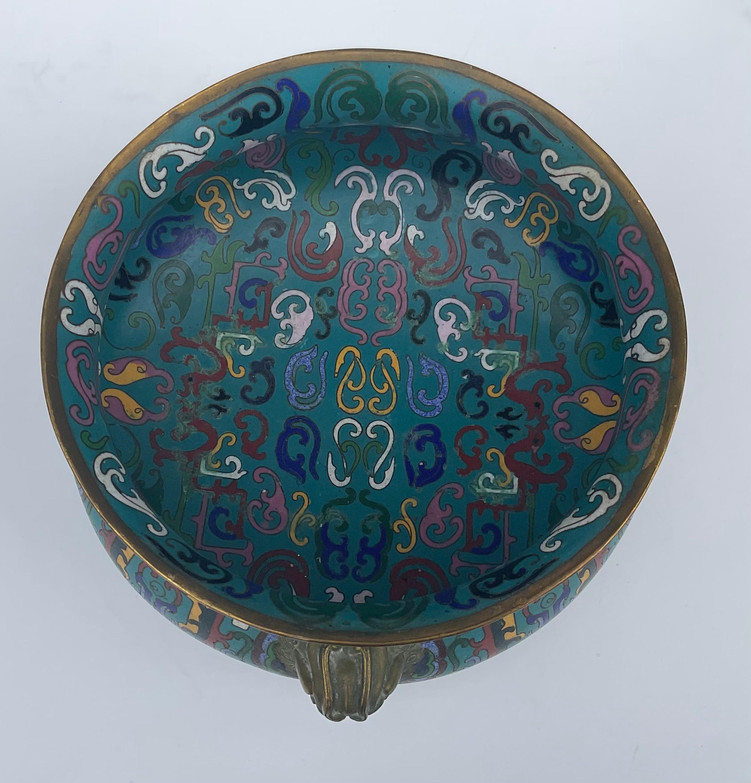 Asombroso y Gran Cuenco Chino Antiguo Complicado de Cloisonné sobre Bronce Firmado Como se muestra en la parte inferior.