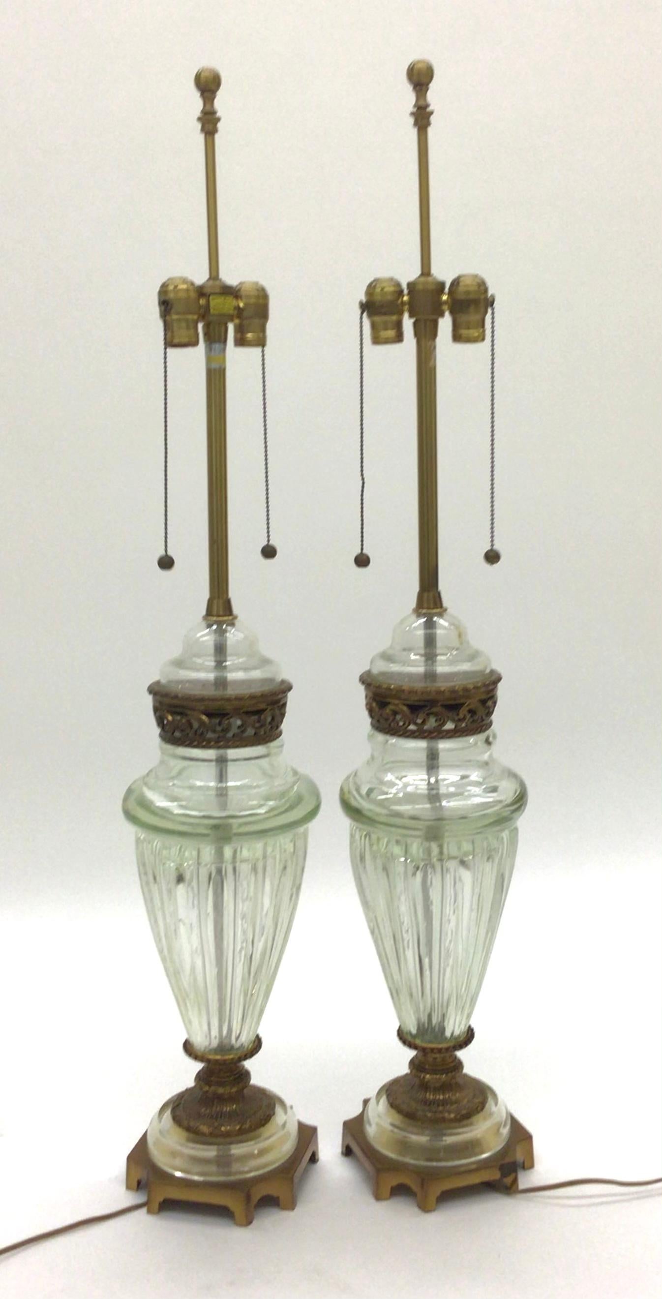 Grande paire de lampes Marbro des années 1950 avec verre soufflé par Archimede Seguso. Les lampes ont ce matériel Marbro distinct couplé à l'étiquetage Marbro original. 

Marbro a réuni un groupe d'artistes et d'artisans très talentueux,