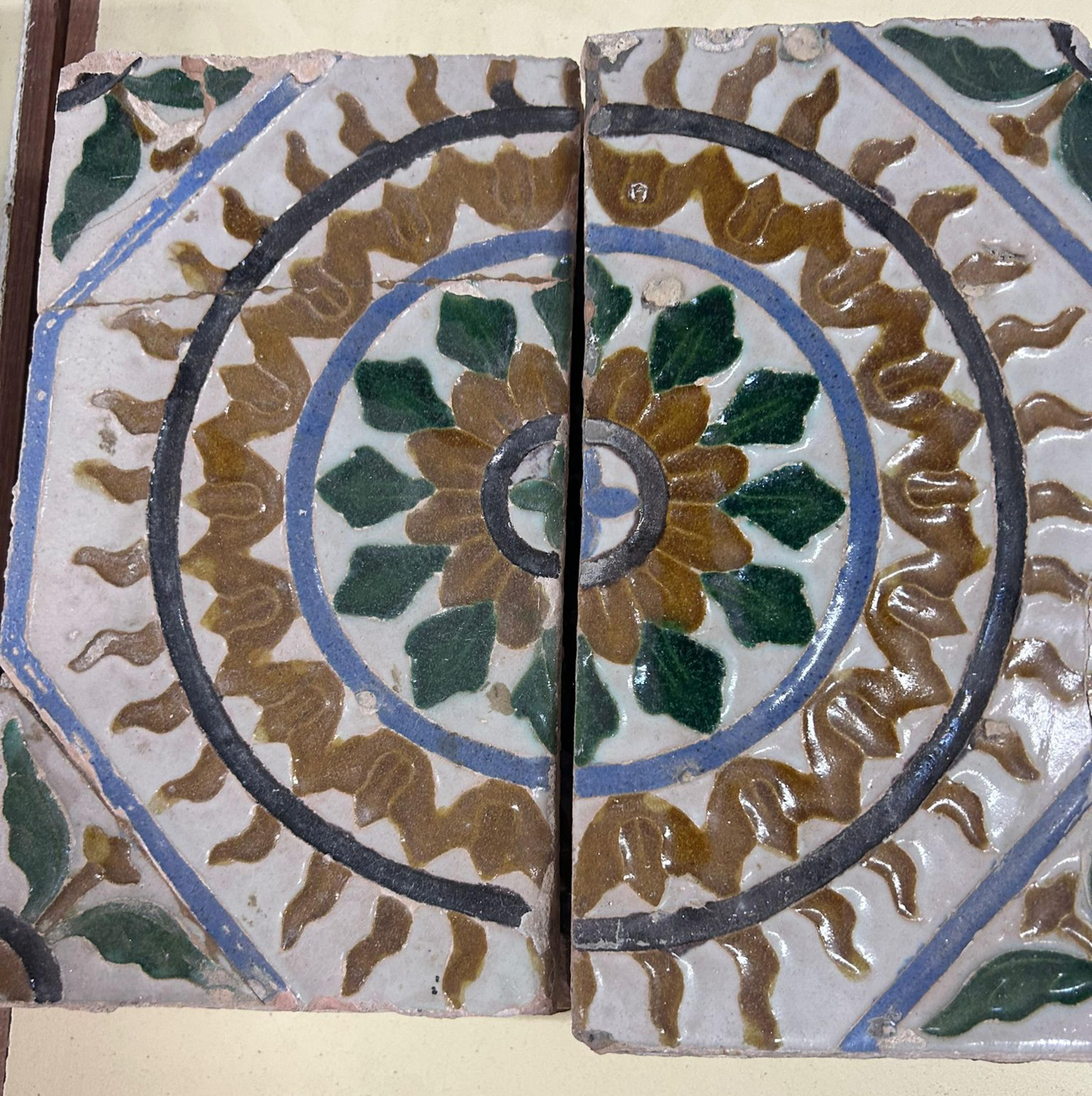 Erstaunliche und seltene Tafel aus dem 16.  Maurische Komposition 
28cm x 28cm
guter Zustand
