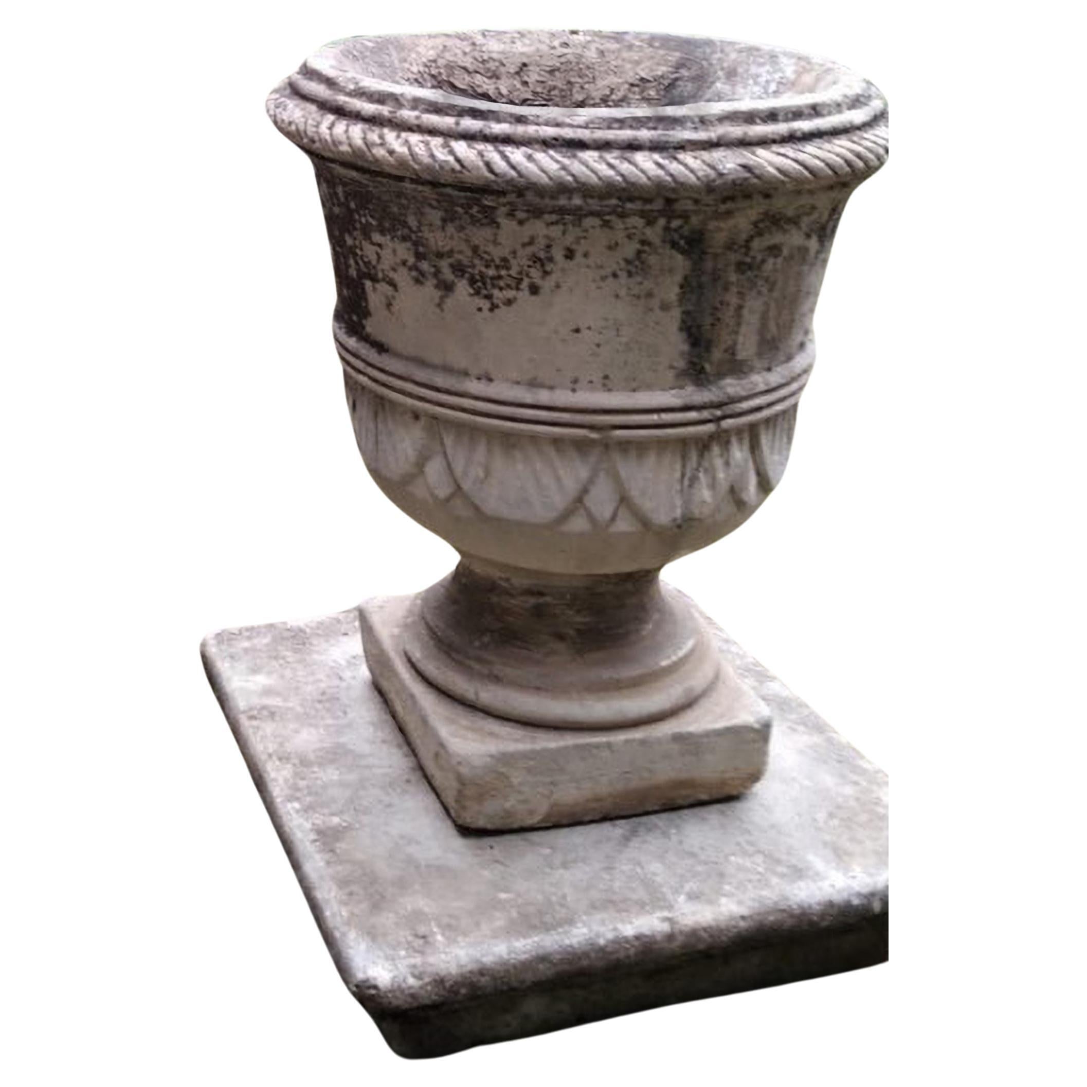 FANTASTICO e RARO (3) VASI IN PIETRA H56CM XIX secolo
Vaso in pietra originale del XIX secolo.
Tre vasi a calice gemelli con foglie pendenti e capitelli di base

ALTEZZA MASSIMA 56 cm
DIAMETRO 40 cm
PESO 25 Kg
BASE QUADRATA - LATO X LATO 21 x 21